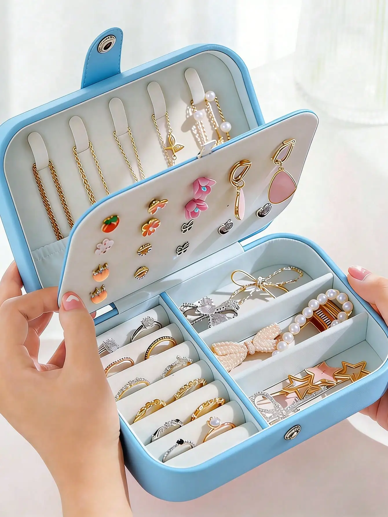 1pc Large Capacity Jewelry Storage Box, Multi-Functional Jewelry Display Case, Portable Travel Jewelry Box, Women's Gift Box, Can Store Rings, Necklaces, Earrings, Minimalist Travel & Home Jewelry Organizer, Travel Essential, Back To School Essential
1pc Large Capacity Jewelry Storage Box, Multi-Functional Jewelry Display Case, Portable Travel Jewelry Box, Women's Gift Box, Can Store Rings, Necklaces, Earrings, Minimalist Travel & Home Jewelry Organizer, Travel Essential, Back To School Essential