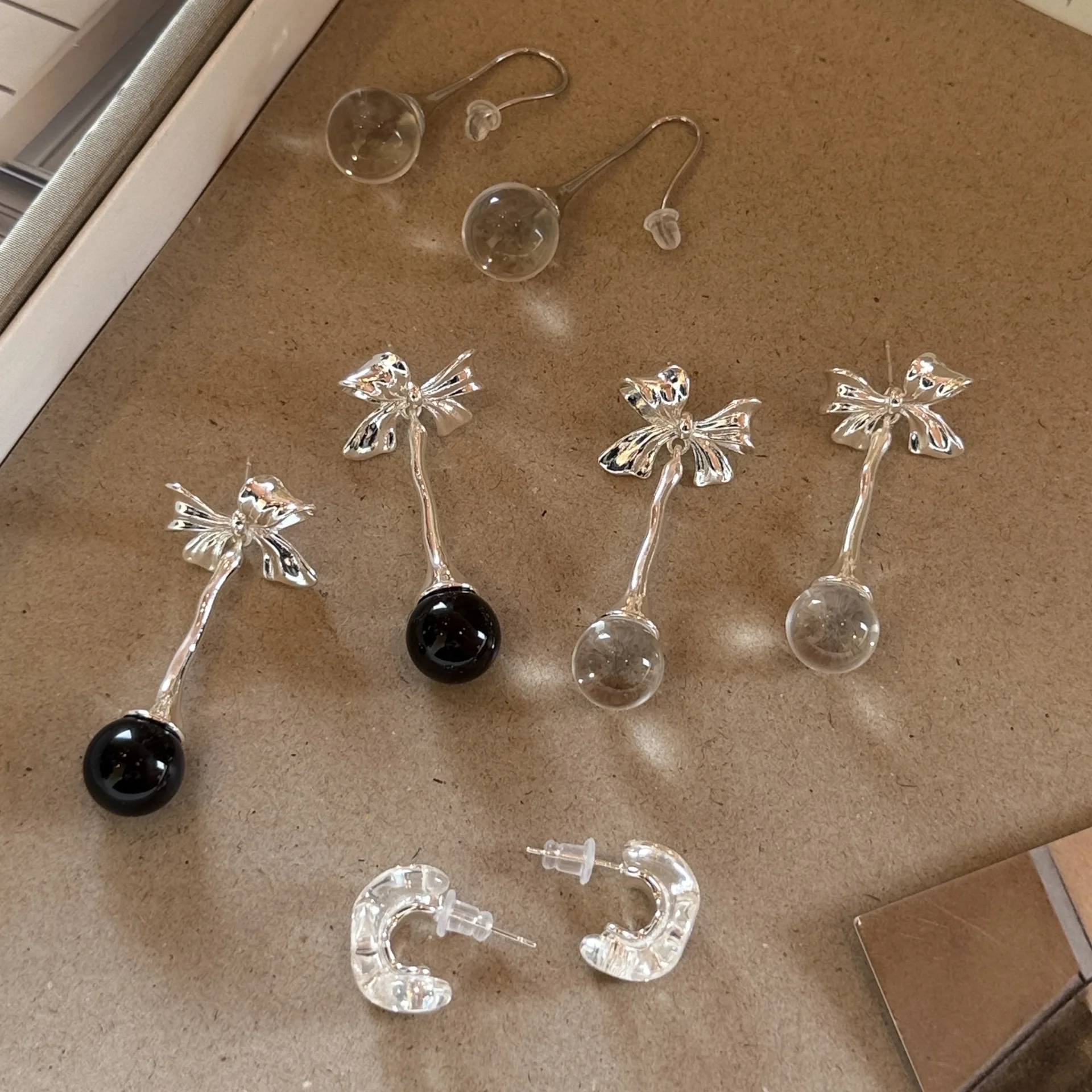 Silver Plated Bow Crystal Hoop Earrings Niche Design Advanced Sense Earring Fashion Versatile Sweet Women Trendy Ear Jewelry
Silver Plated Bow Crystal Hoop Earrings Niche Design Advanced Sense Earring Fashion Versatile Sweet Women Trendy Ear Jewelry