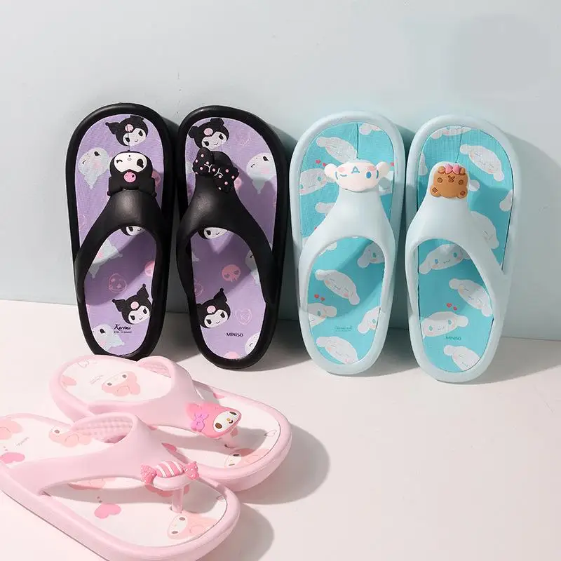 Sanrio/шлепанцы Kawaii с героями мультфильмов Kuromi Cinnamoroll, летние детские тапочки для девочек, домашняя пляжная обувь на мягкой подошве, удобная мода
Sanrio/шлепанцы Kawaii с героями мультфильмов Kuromi Cinnamoroll, летние детские тапочки для девочек, домашняя пляжная обувь на мягкой подошве, удобная мода