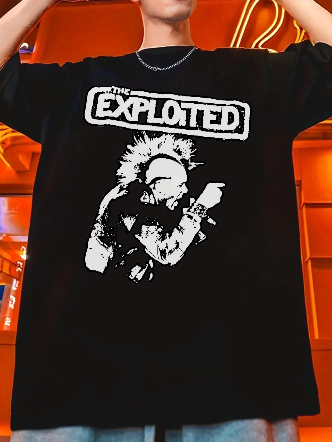 Мужская летняя повседневная футболка с рисунком — острый «THE EXPLOITED» в стиле панк-рок с шипами и рисунком татуировки
Мужская летняя повседневная футболка с рисунком — острый «THE EXPLOITED» в стиле панк-рок с шипами и рисунком татуировки