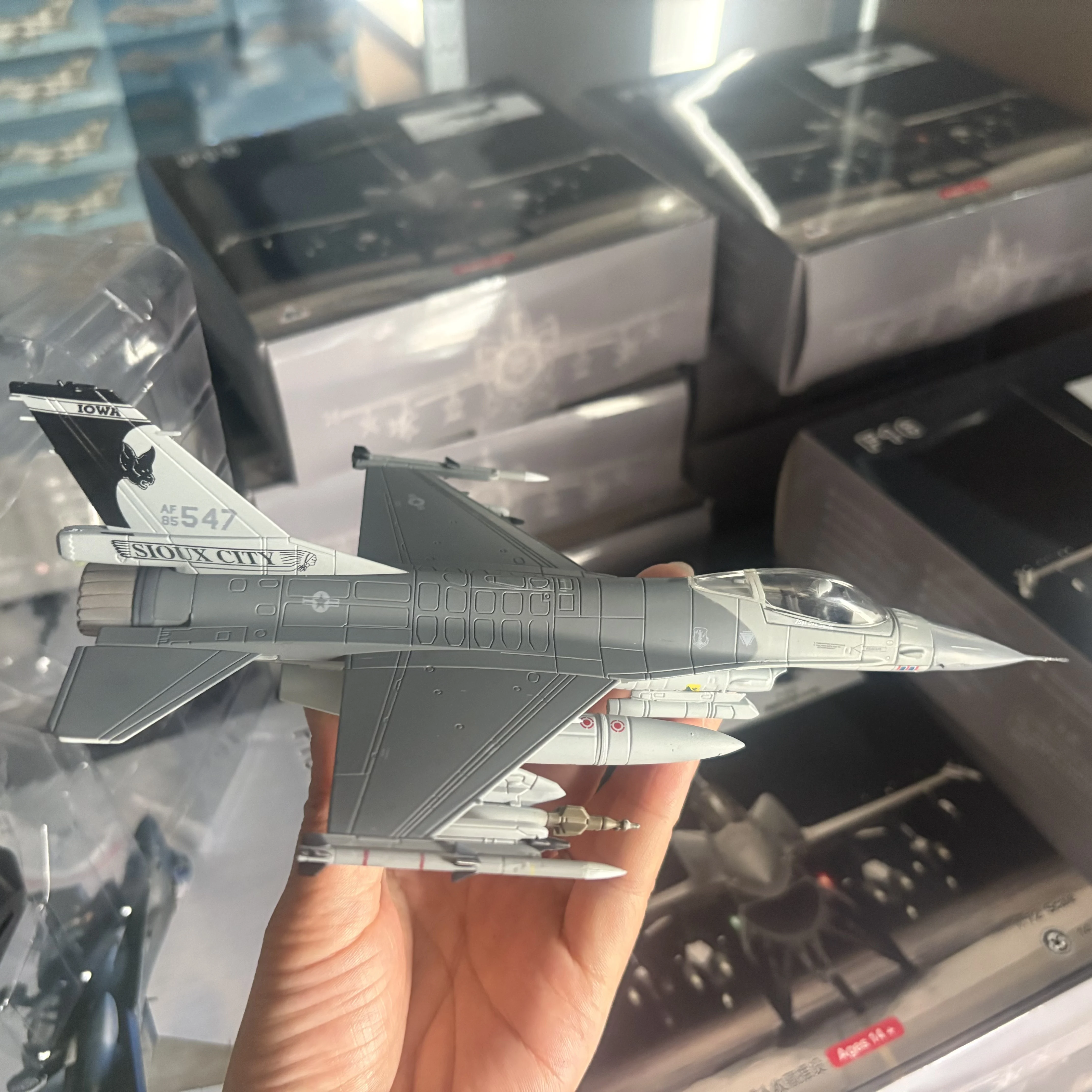 1/72 U.S. Air Force F-16C Fighter Model F16 Black Bat Squadron Diecast Finished Military Plane Model Collection Ornament Gift
1/72 U.S. Air Force F-16C Fighter Model F16 Black Bat Squadron Diecast Finished Military Plane Model Collection Ornament Gift