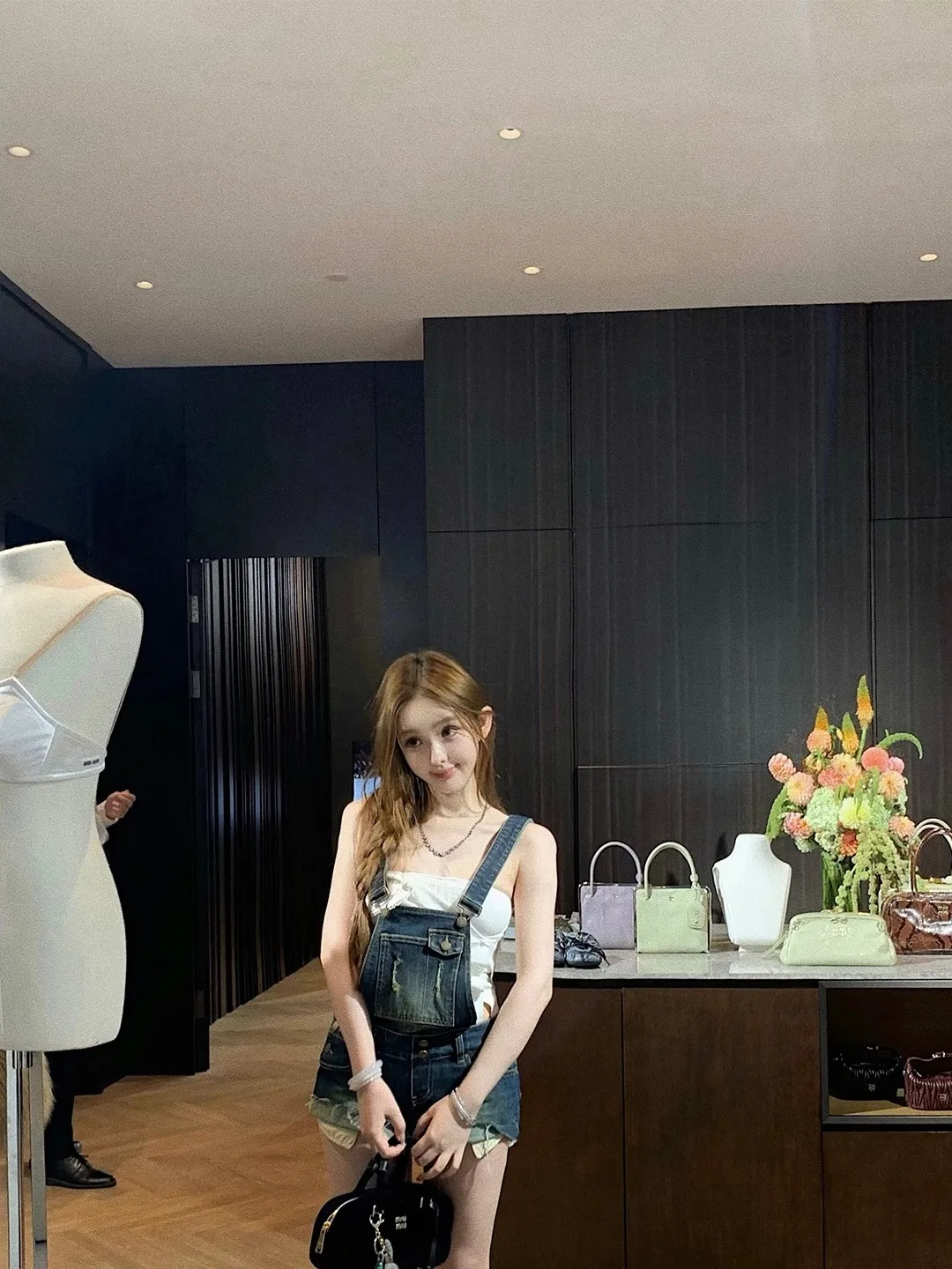 Low Waist Denim Overalls Women's Summer Hot Short Pants Detachable Straps Tear Design Casual Washed Cotton Blend Shorts
Low Waist Denim Overalls Women's Summer Hot Short Pants Detachable Straps Tear Design Casual Washed Cotton Blend Shorts