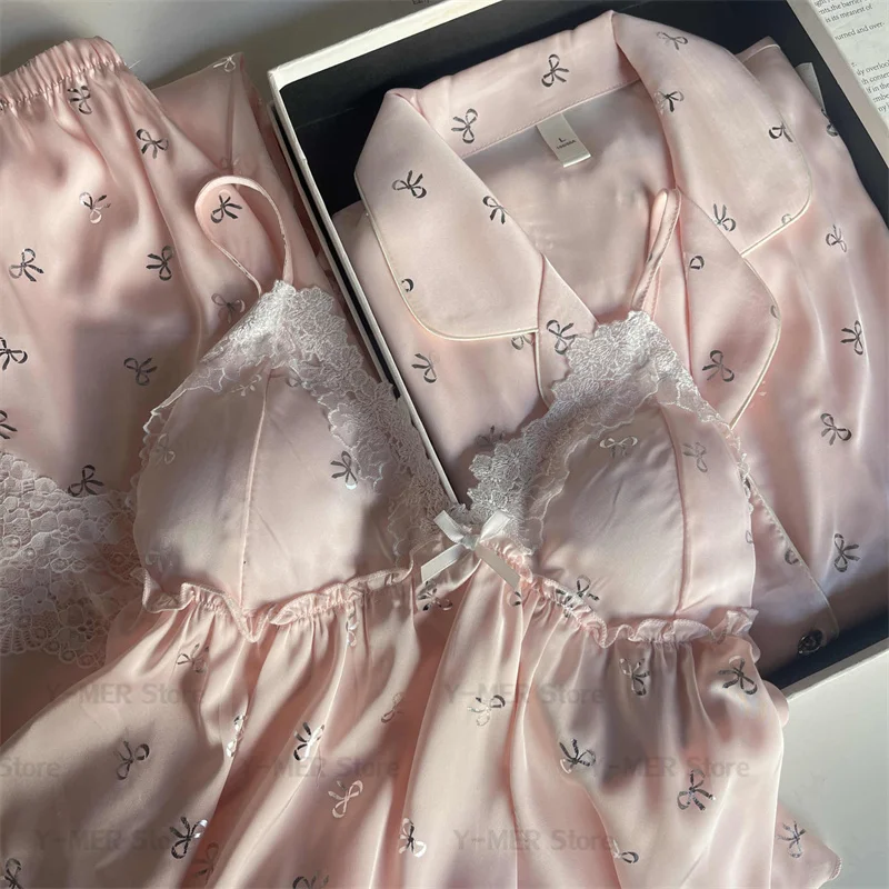 2025 Summer Satin Pajamas Bow Print Kawaii Home Clothes Women Rayon Cami Top Shorts Luxury Loungewear Nightwear 4Pcs Pjs
2025 Summer Satin Pajamas Bow Print Kawaii Home Clothes Women Rayon Cami Top Shorts Luxury Loungewear Nightwear 4Pcs Pjs