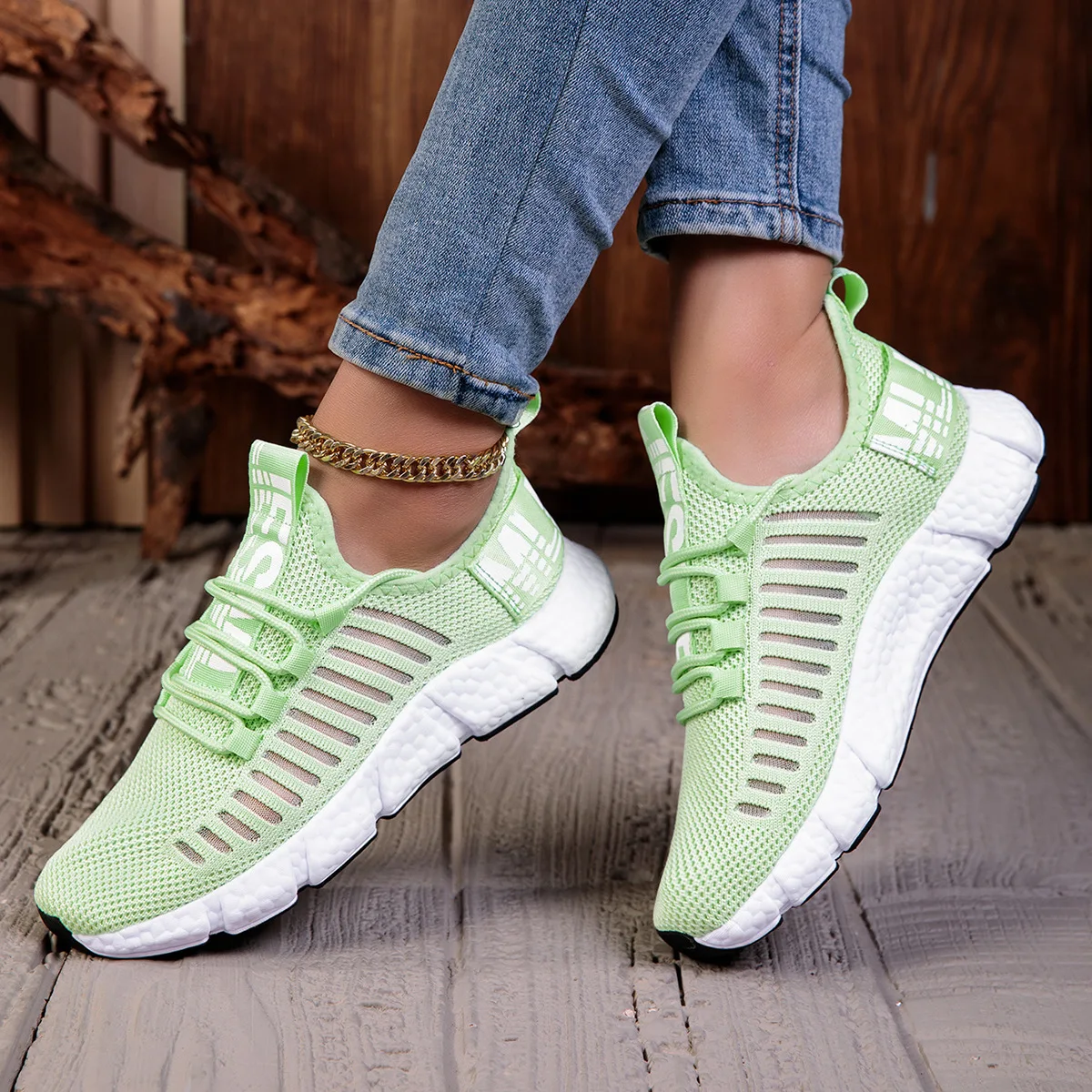 The 2025 new style of fashionable, lightweight, breathable and casual sports trend shoes, the flying woven hollowed-out running
The 2025 new style of fashionable, lightweight, breathable and casual sports trend shoes, the flying woven hollowed-out running