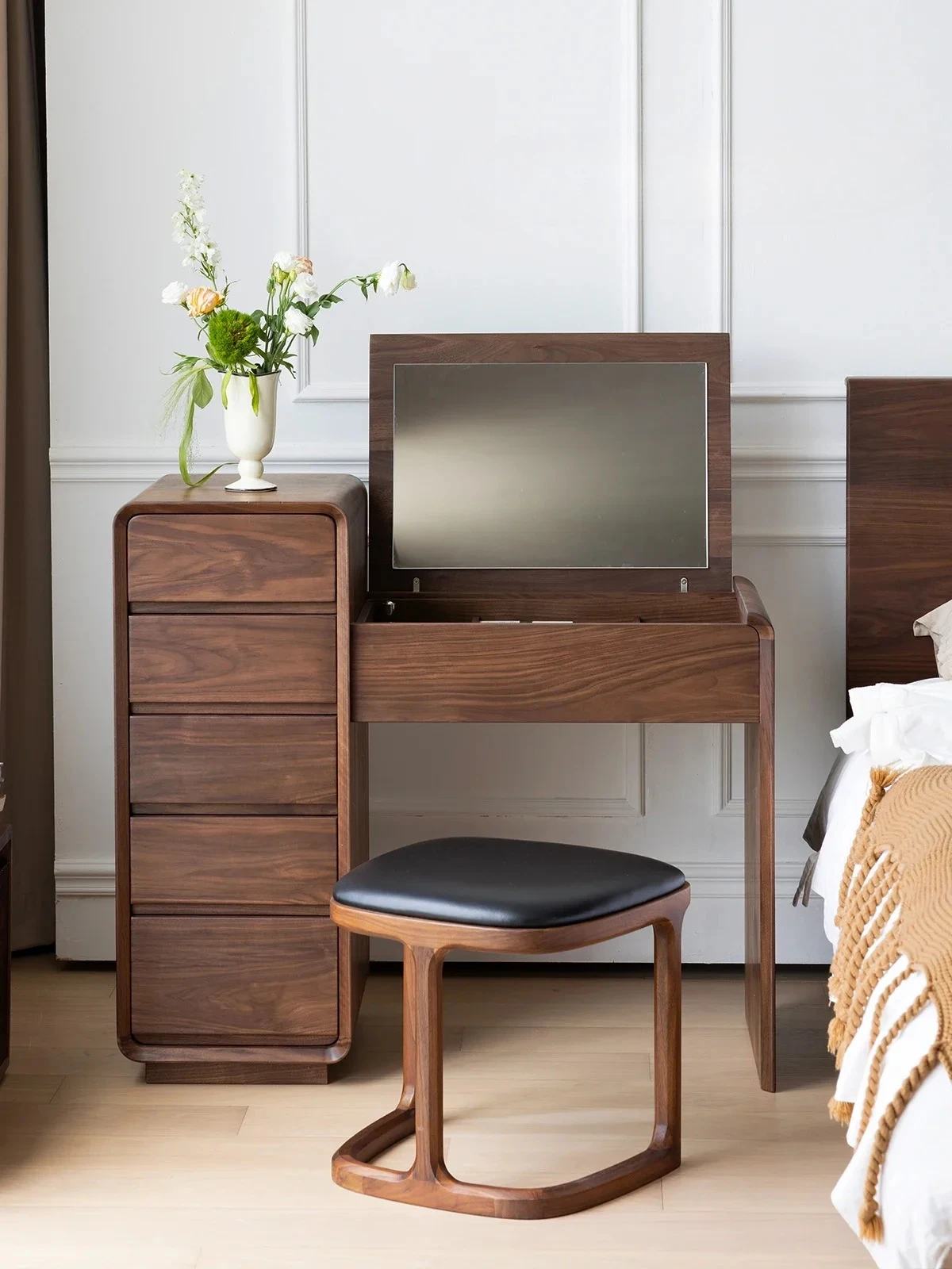 Деревянный туалетный столик из черного ореха, комод из цельного дерева, современный новый раскладной столик для макияжа в китайском стиле, шкаф для хранения
Деревянный туалетный столик из черного ореха, комод из цельного дерева, современный новый раскладной столик для макияжа в китайском стиле, шкаф для хранения