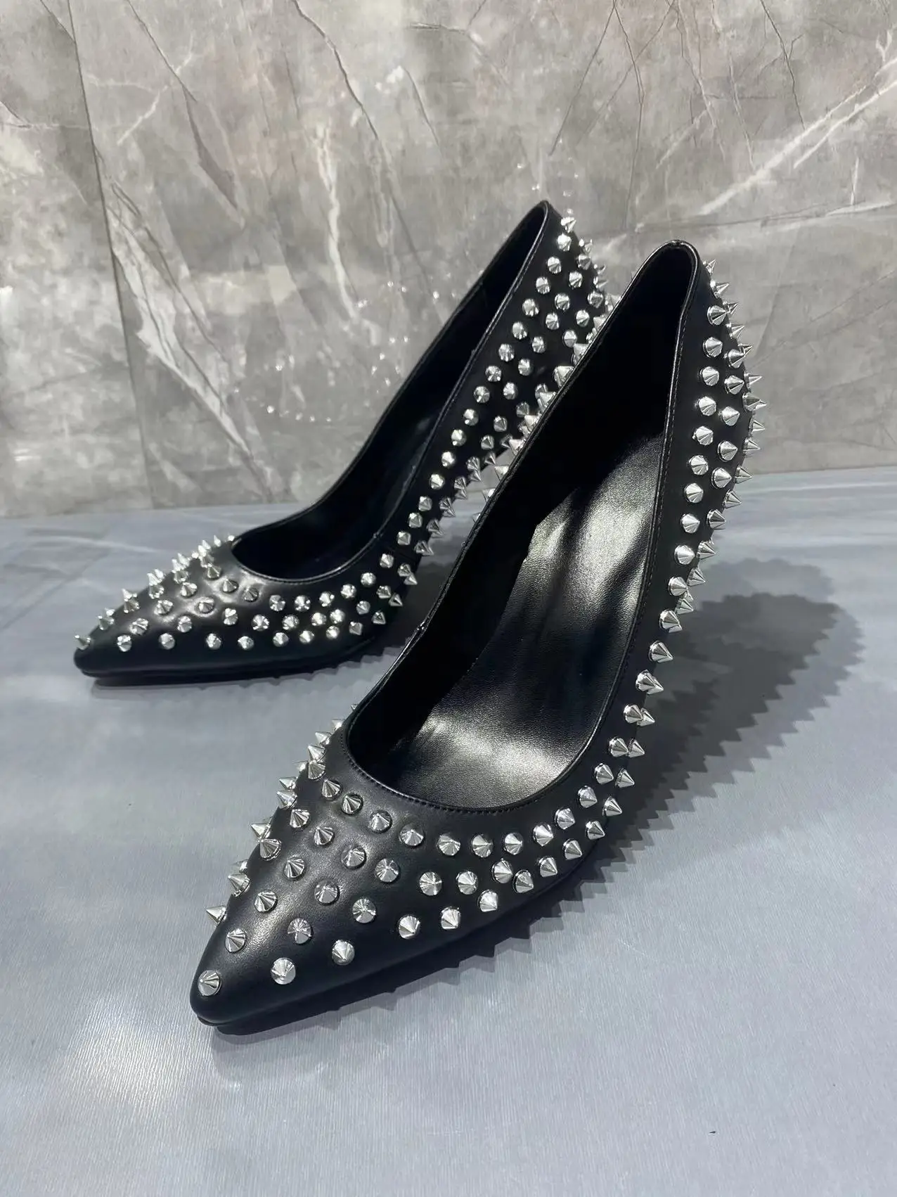 Riveted Black Soft Leather Shallow Pumps Stiletto Pointed Toe Slip-On High Heels Fashionable Party Women Shoes Chaussure Femme
Riveted Black Soft Leather Shallow Pumps Stiletto Pointed Toe Slip-On High Heels Fashionable Party Women Shoes Chaussure Femme