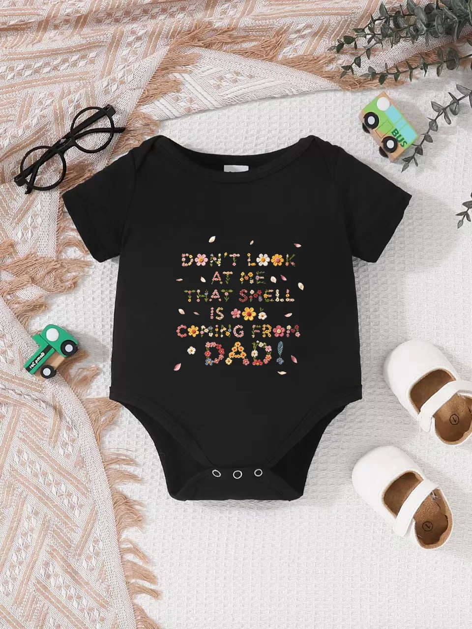 Playful letter-printed baby short-sleeve triangle bodysuit. Button closure for easy dressing
Playful letter-printed baby short-sleeve triangle bodysuit. Button closure for easy dressing