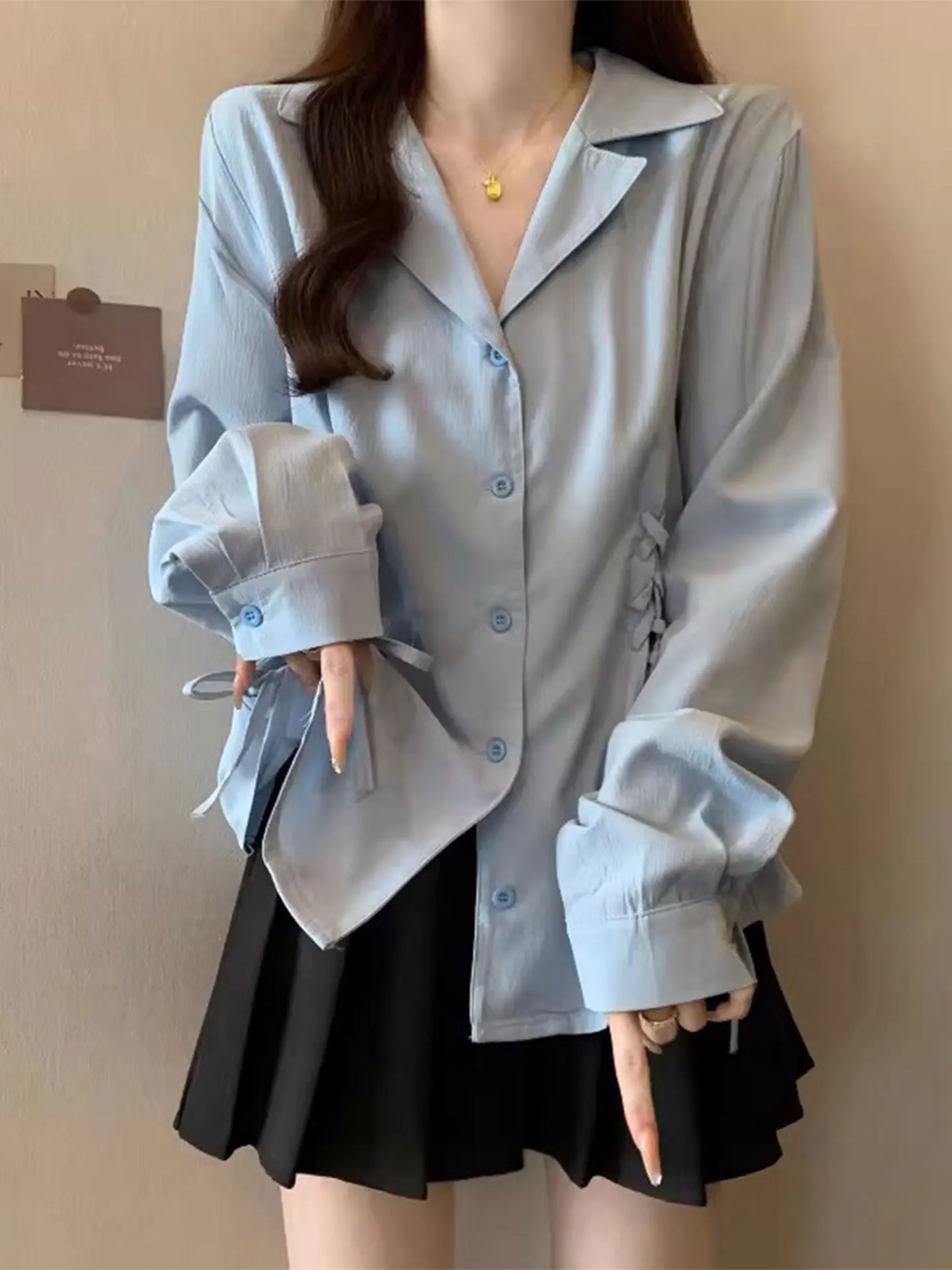 Женская повседневная рубашка свободного кроя с V-образным вырезом и длинным рукавом, на пуговицах, больших размеров, весна 2026
Женская повседневная рубашка свободного кроя с V-образным вырезом и длинным рукавом, на пуговицах, больших размеров, весна 2026