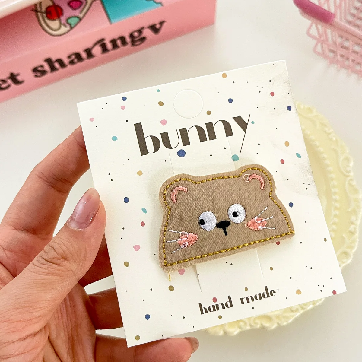 Заколки для волос из мягкой ткани, заколки BB с вышивкой кролика для девочек, корейские боковые заколки, нежное повседневное использование
Заколки для волос из мягкой ткани, заколки BB с вышивкой кролика для девочек, корейские боковые заколки, нежное повседневное использование