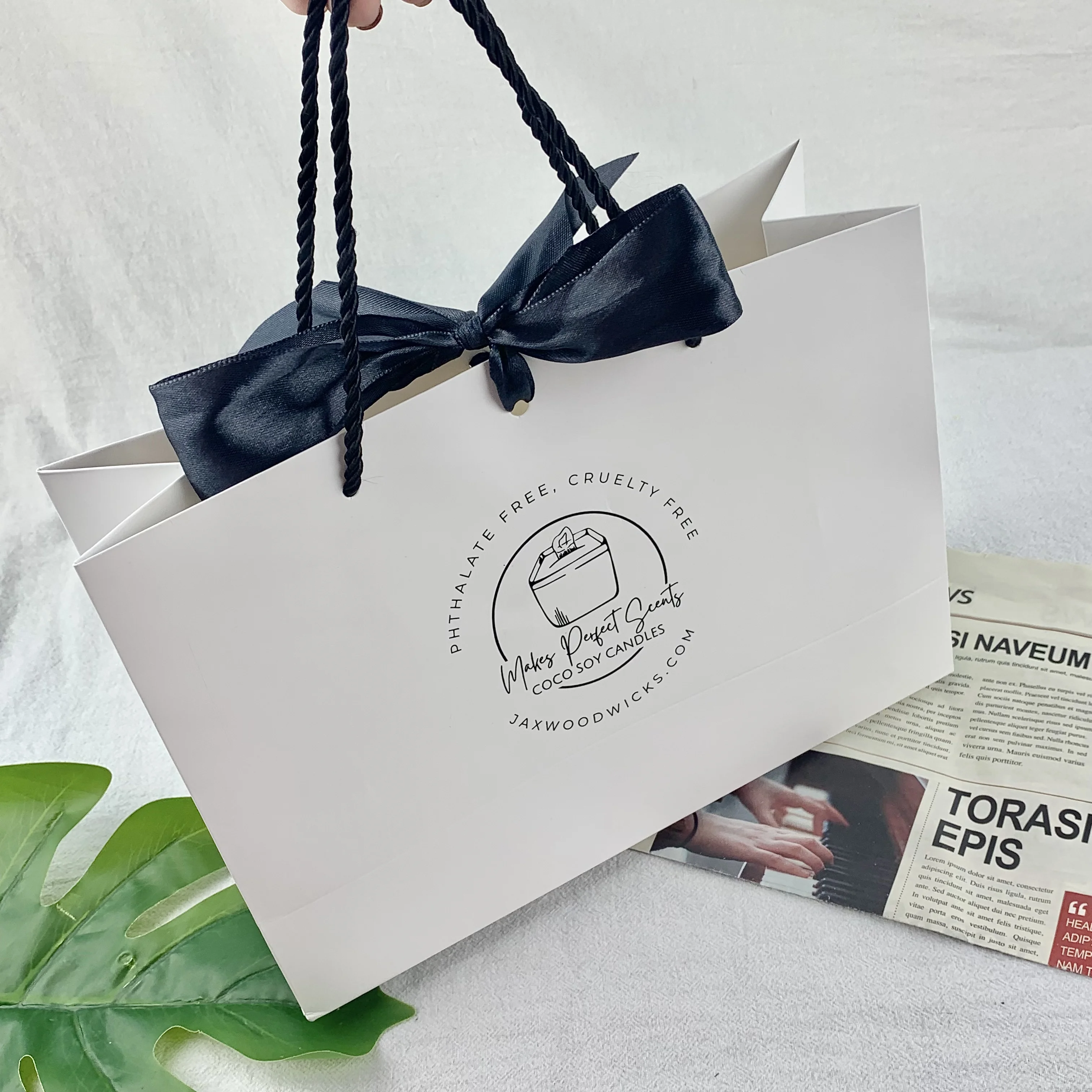 500pcs/Lot Wholesale Custom Printing Recyclable Material Gift Packaging Bags for Clothes with Supporting Patterns and Logos
500pcs/Lot Wholesale Custom Printing Recyclable Material Gift Packaging Bags for Clothes with Supporting Patterns and Logos