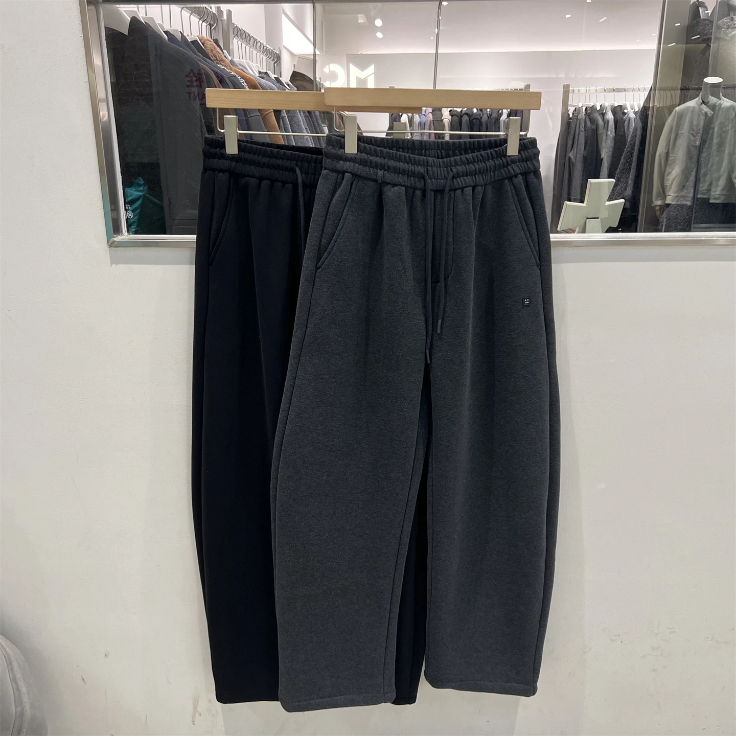 Мужские зимние повседневные брюки Thiened Fce с широкими штанинами, прямые брюки-трубы, простые цвета, смесь хлопка и полиэстера
Мужские зимние повседневные брюки Thiened Fce с широкими штанинами, прямые брюки-трубы, простые цвета, смесь хлопка и полиэстера