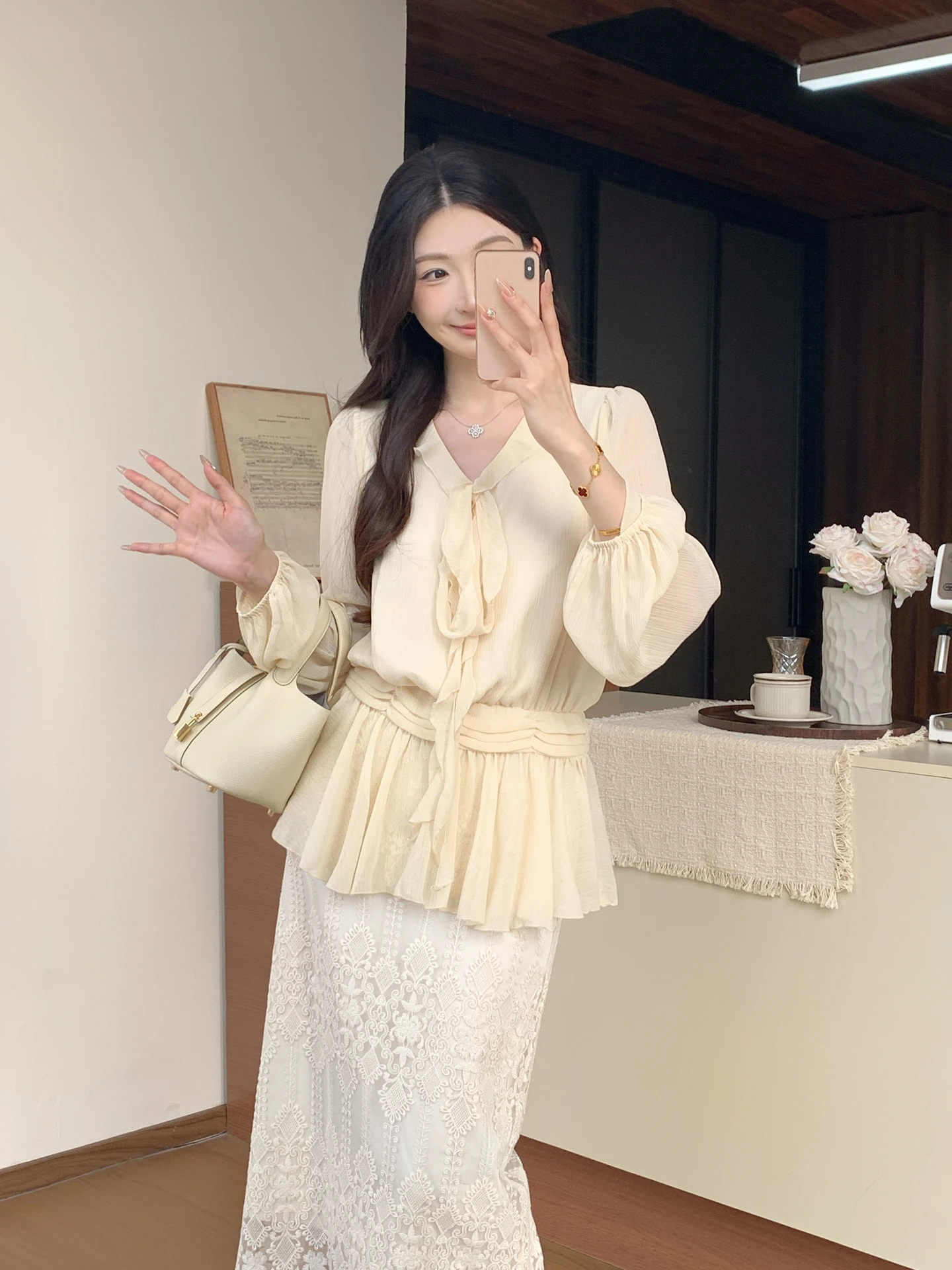 Ele V-ne Lantern Sve irt Women's Slimming Knot Thin Top Gentle Wind Spring 2026 Waist-cinching Loose Fit
Ele V-ne Lantern Sve irt Women's Slimming Knot Thin Top Gentle Wind Spring 2026 Waist-cinching Loose Fit