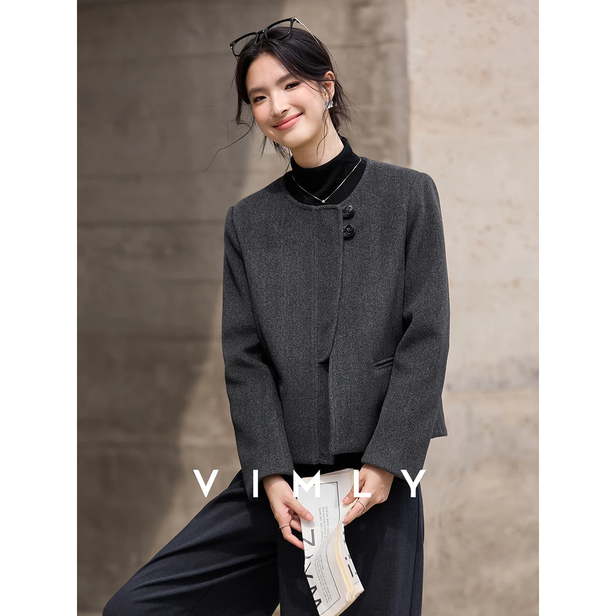 VIMLY маленькое шерстяное пальто в ароматном стиле для женщин, зима 2025 года, французская короткая куртка с круглым вырезом, шикарная теплая темпераментная верхняя одежда A3152
VIMLY маленькое шерстяное пальто в ароматном стиле для женщин, зима 2025 года, французская короткая куртка с круглым вырезом, шикарная теплая темпераментная верхняя одежда A3152