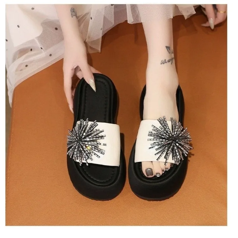 Soft Leather Platform Heightened Small Slippers Women Can Wear Open-toe Straight Sandals in Summer
Soft Leather Platform Heightened Small Slippers Women Can Wear Open-toe Straight Sandals in Summer
