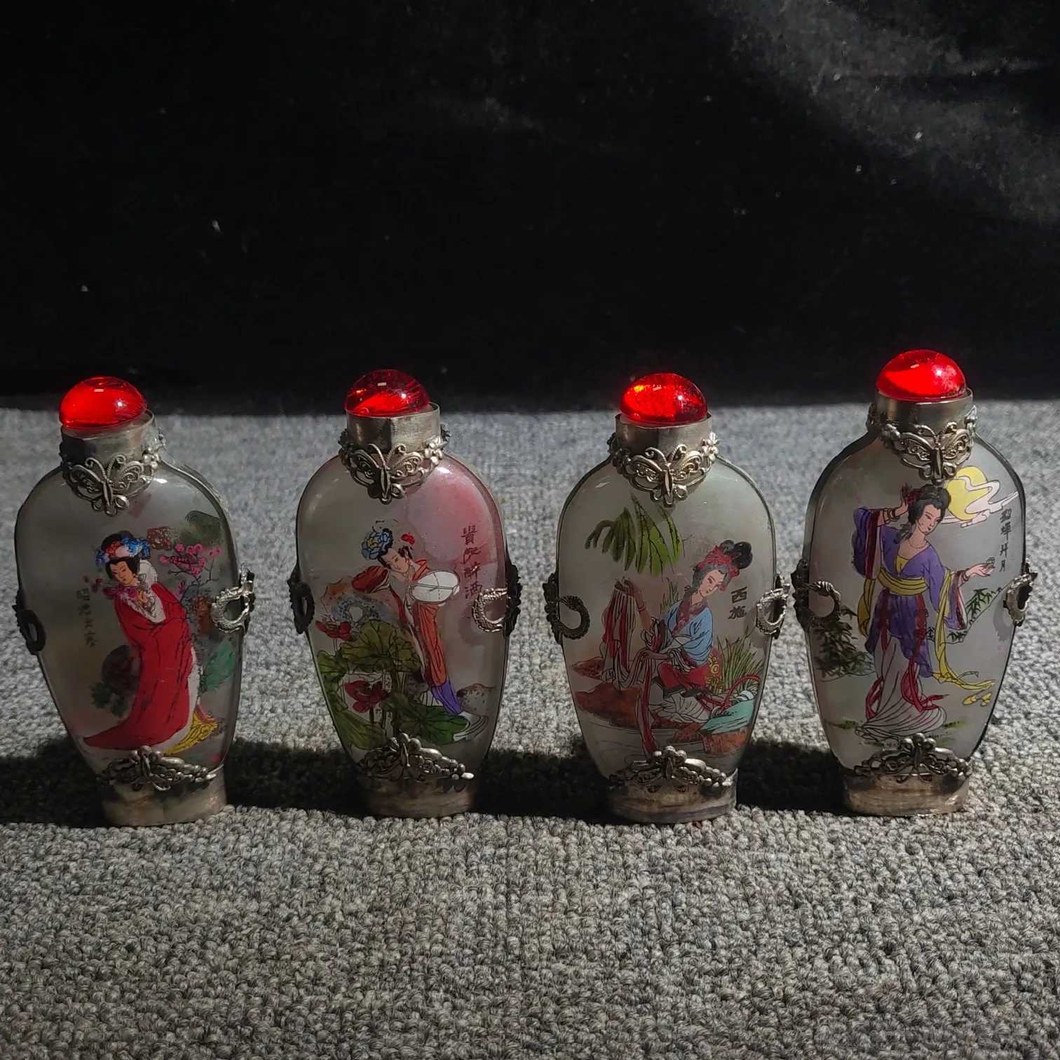 Chinese collection Zhi silver inlaid glass painting beauty small bottle decoration small ornaments
Chinese collection Zhi silver inlaid glass painting beauty small bottle decoration small ornaments