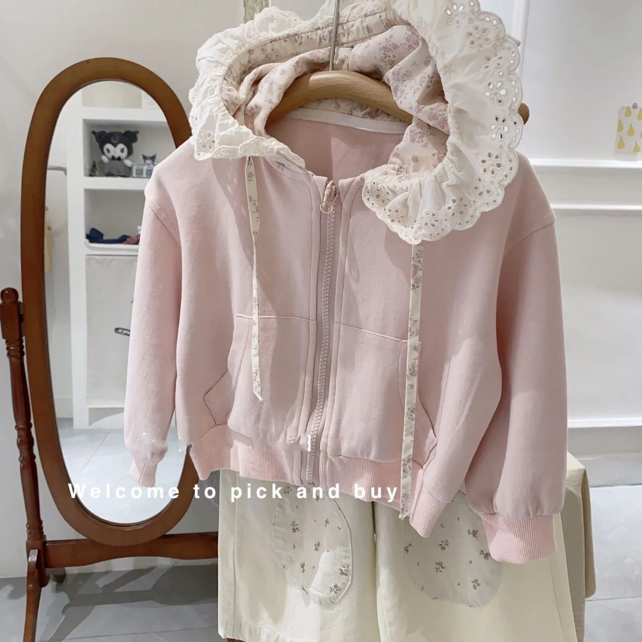 Girls' pure cotton lace jacket new Korean children's sweet hooded sweatshirt zipper coat
Girls' pure cotton lace jacket new Korean children's sweet hooded sweatshirt zipper coat