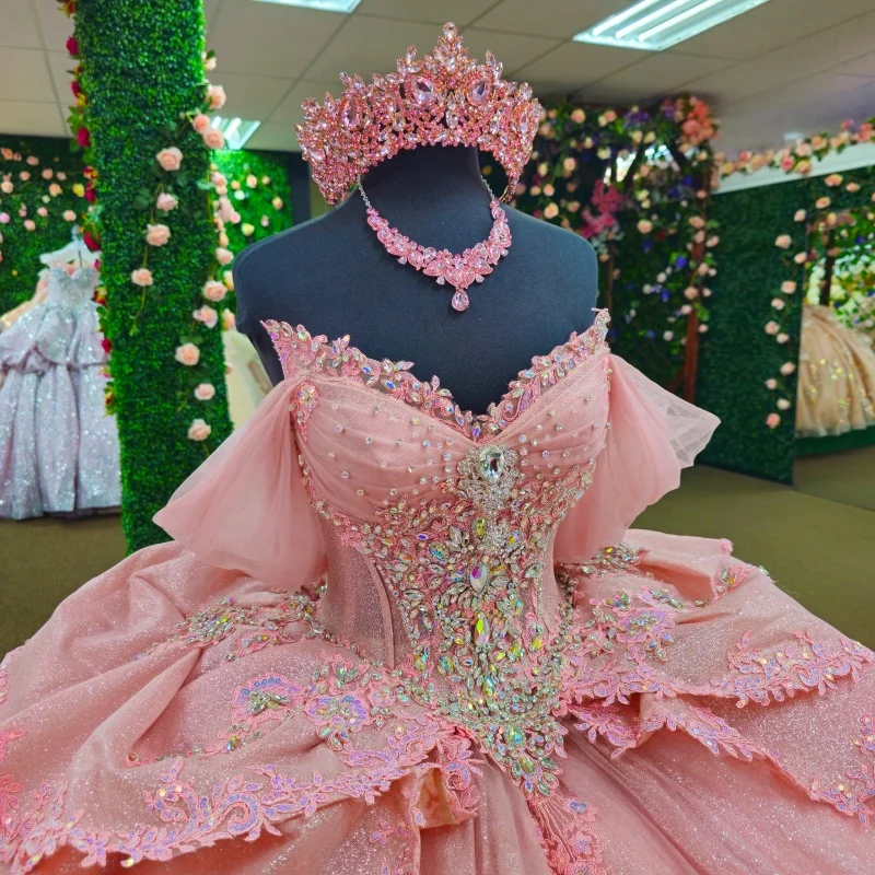 Блестящее розовое платье Quinceanera с открытыми плечами, кружевное платье с кристаллами и блестками, длинный хвост, платья de 15, Quinceanera Настроить
Блестящее розовое платье Quinceanera с открытыми плечами, кружевное платье с кристаллами и блестками, длинный хвост, платья de 15, Quinceanera Настроить