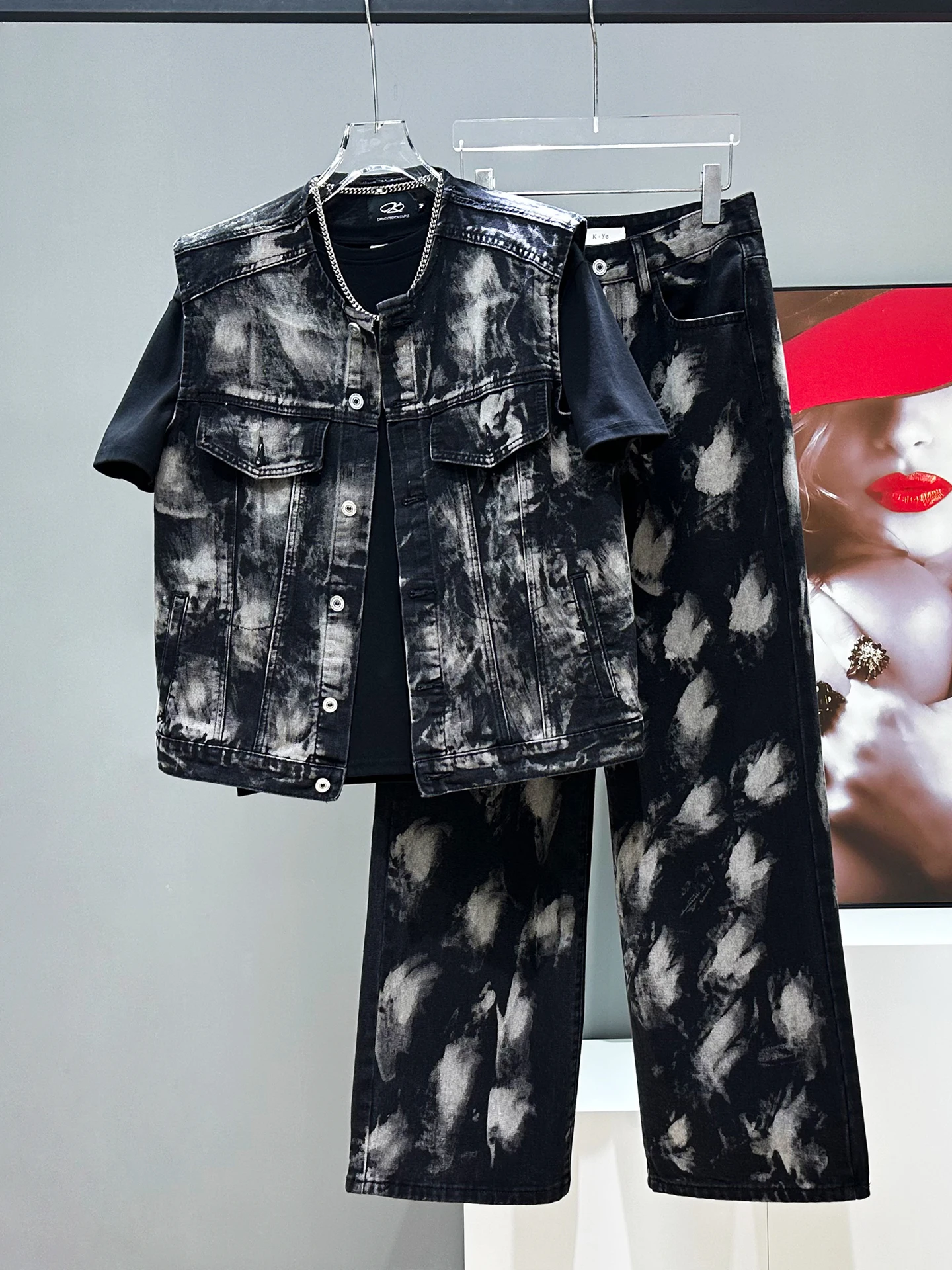 Оригинальный винтажный комплект из потертого денима: молодежный модный укороченный жакет и брюки с пуговицами, повседневная одежда на все сезоны
Оригинальный винтажный комплект из потертого денима: молодежный модный укороченный жакет и брюки с пуговицами, повседневная одежда на все сезоны