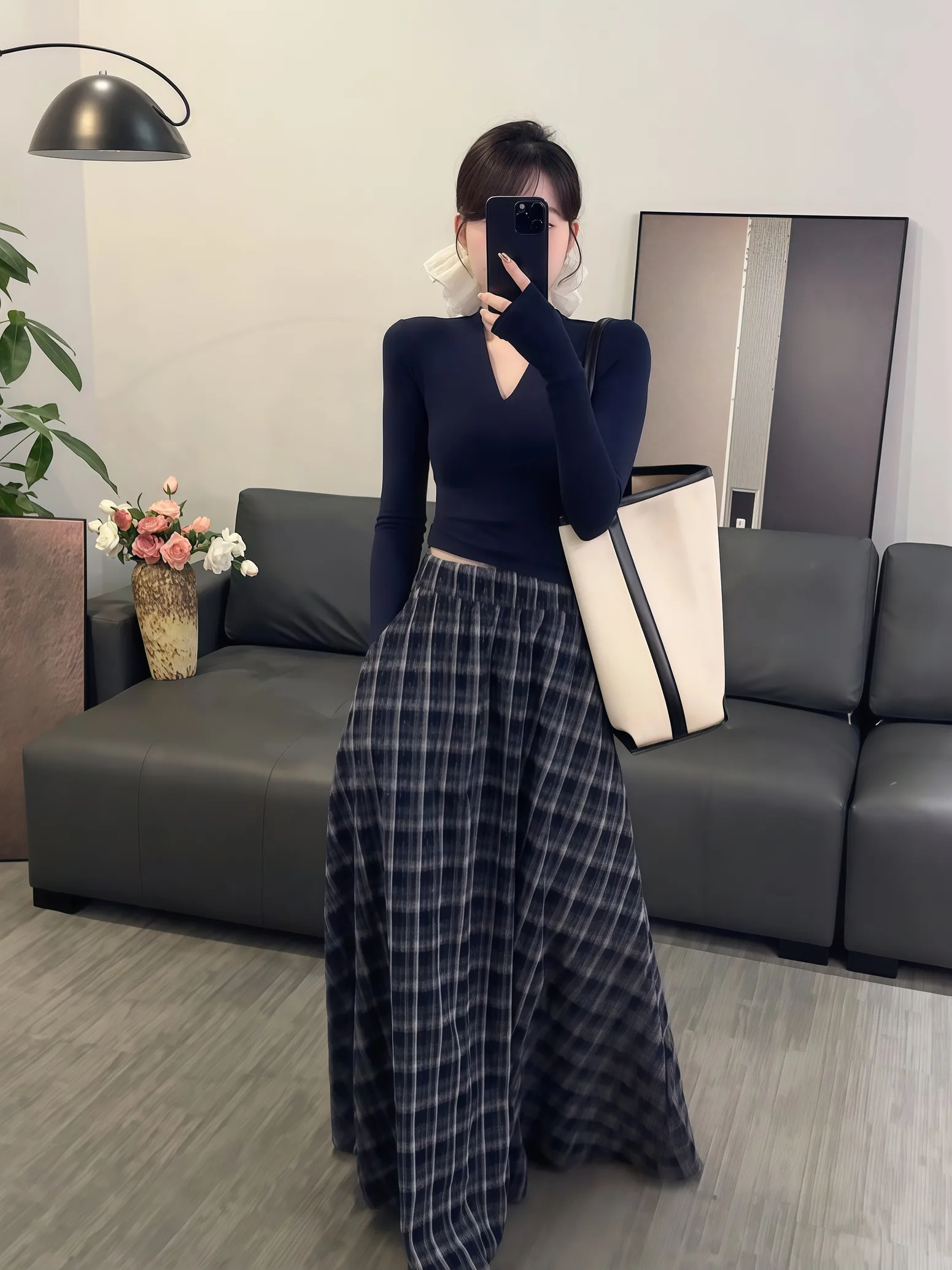 Pure Desire Lady V-neck Long Sleeve T-shirt Loose Fit Women's Spring Fashion Top with Plaid Skirt Two-piece Set
Pure Desire Lady V-neck Long Sleeve T-shirt Loose Fit Women's Spring Fashion Top with Plaid Skirt Two-piece Set