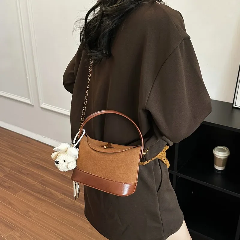 Модная женская сумка через плечо с буквенным логотипом и высококачественным винтажным модным однотонным элегантным и практичным пригородным поездом
Модная женская сумка через плечо с буквенным логотипом и высококачественным винтажным модным однотонным элегантным и практичным пригородным поездом