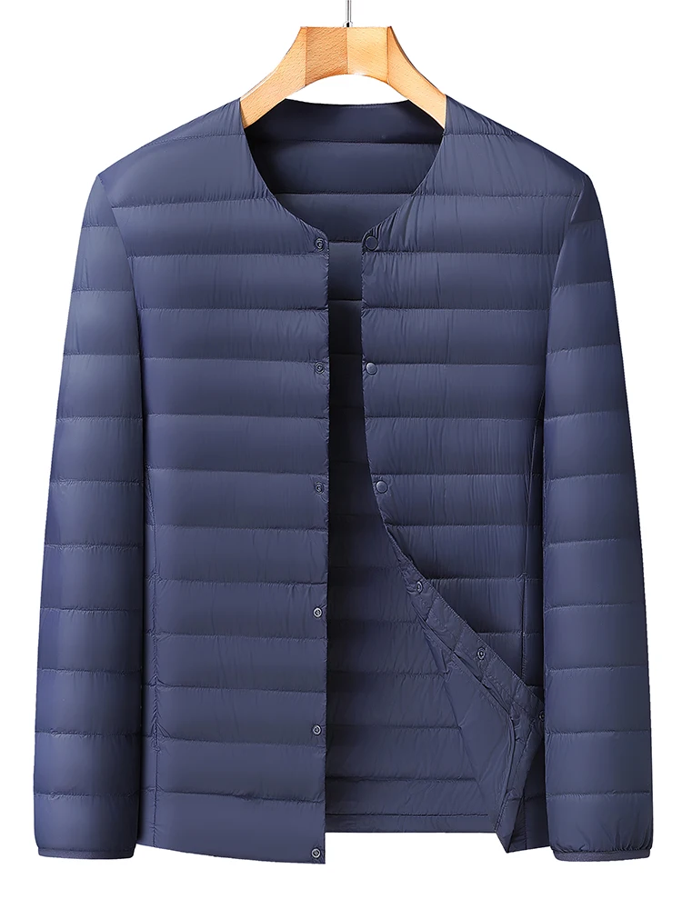 Легкая свободная куртка-пуховик унисекс больших размеров с теплой внутренней подкладкой, которую можно носить как верхнюю одежду, на пуговицах.
Легкая свободная куртка-пуховик унисекс больших размеров с теплой внутренней подкладкой, которую можно носить как верхнюю одежду, на пуговицах.