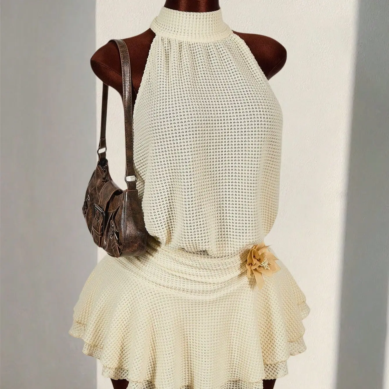 New Solid Color Slim-fit Sexy Elegant Waist-cinching Floral-decorated Backless Strap Cake Skirt Dress For Women
New Solid Color Slim-fit Sexy Elegant Waist-cinching Floral-decorated Backless Strap Cake Skirt Dress For Women