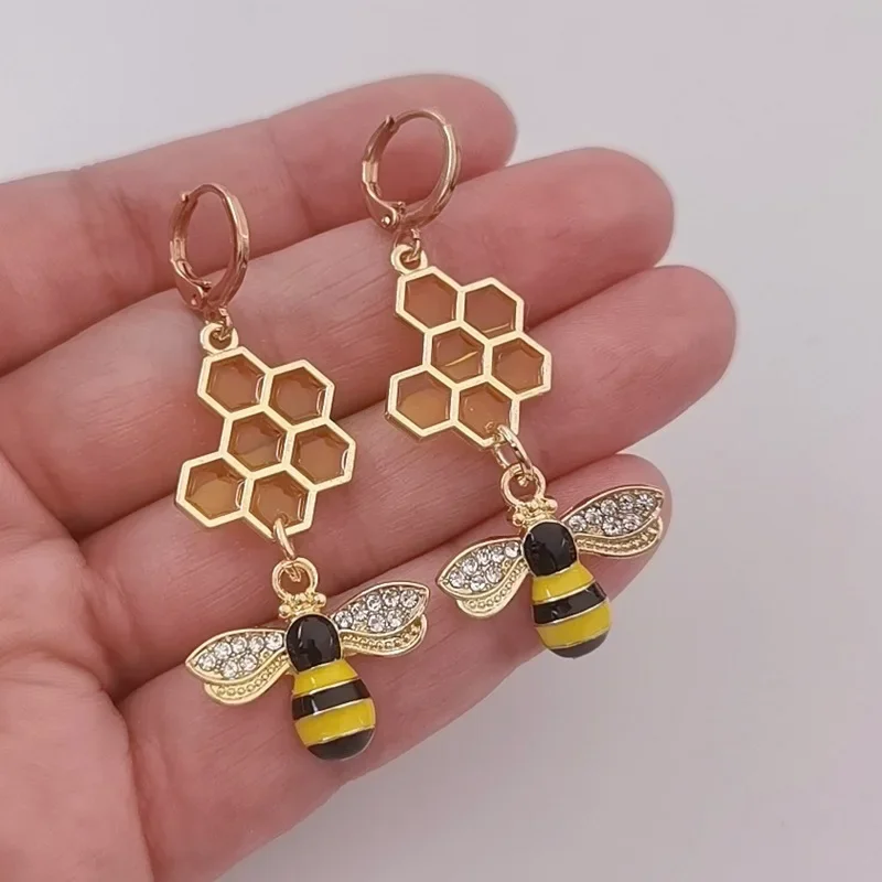 New Insect Sparkling Diamond Bee Hive Creative Mix and Match Personalized Earrings
New Insect Sparkling Diamond Bee Hive Creative Mix and Match Personalized Earrings
