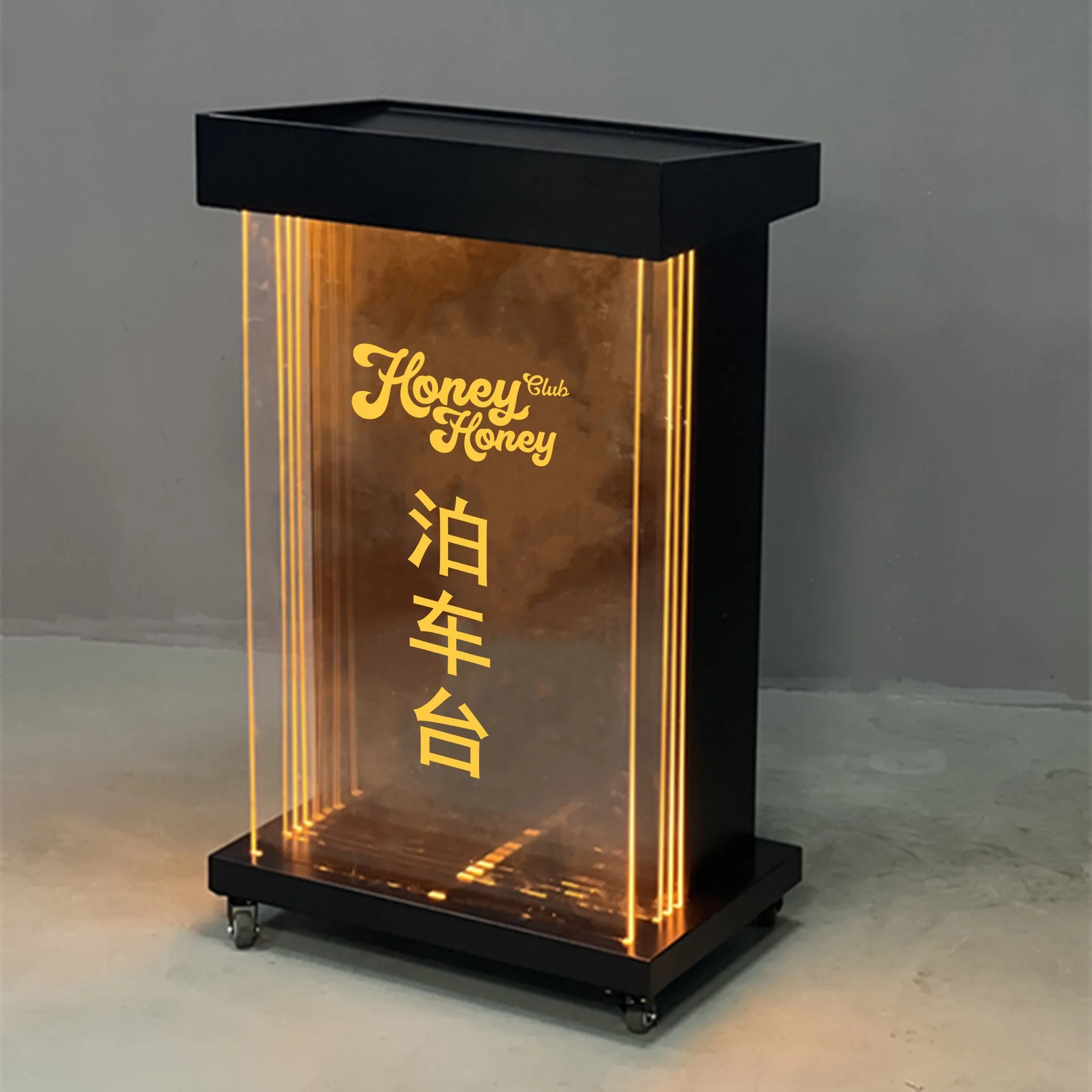 Бар KTV Стойка регистрации Отель Ресторан Мобильная светодиодная светящаяся направляющая Стол для парковки Valet Стол хоста
Бар KTV Стойка регистрации Отель Ресторан Мобильная светодиодная светящаяся направляющая Стол для парковки Valet Стол хоста