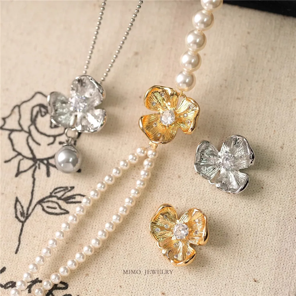 1PCS 16.7x19mm DIY Handmade Accessory with A Exquisite Three-dimensional Zircon Three-petal Flower Pendant Plated with Real Gold
1PCS 16.7x19mm DIY Handmade Accessory with A Exquisite Three-dimensional Zircon Three-petal Flower Pendant Plated with Real Gold