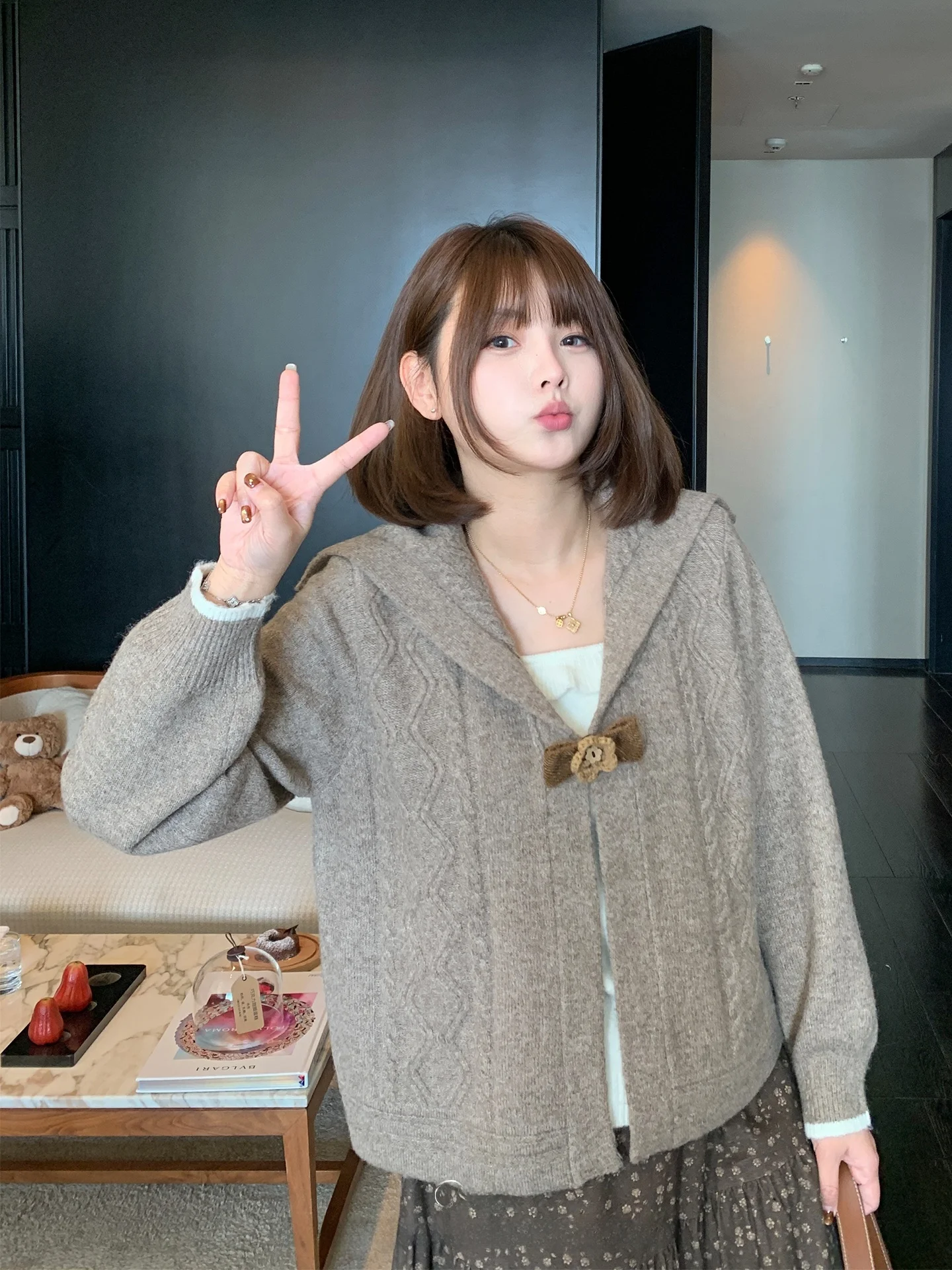 Женский вязаный свитер больших размеров Mae, зимний, модный, с воротником-стойкой, имитация двухслойного, облегающий, удлиненный, повседневный
Женский вязаный свитер больших размеров Mae, зимний, модный, с воротником-стойкой, имитация двухслойного, облегающий, удлиненный, повседневный