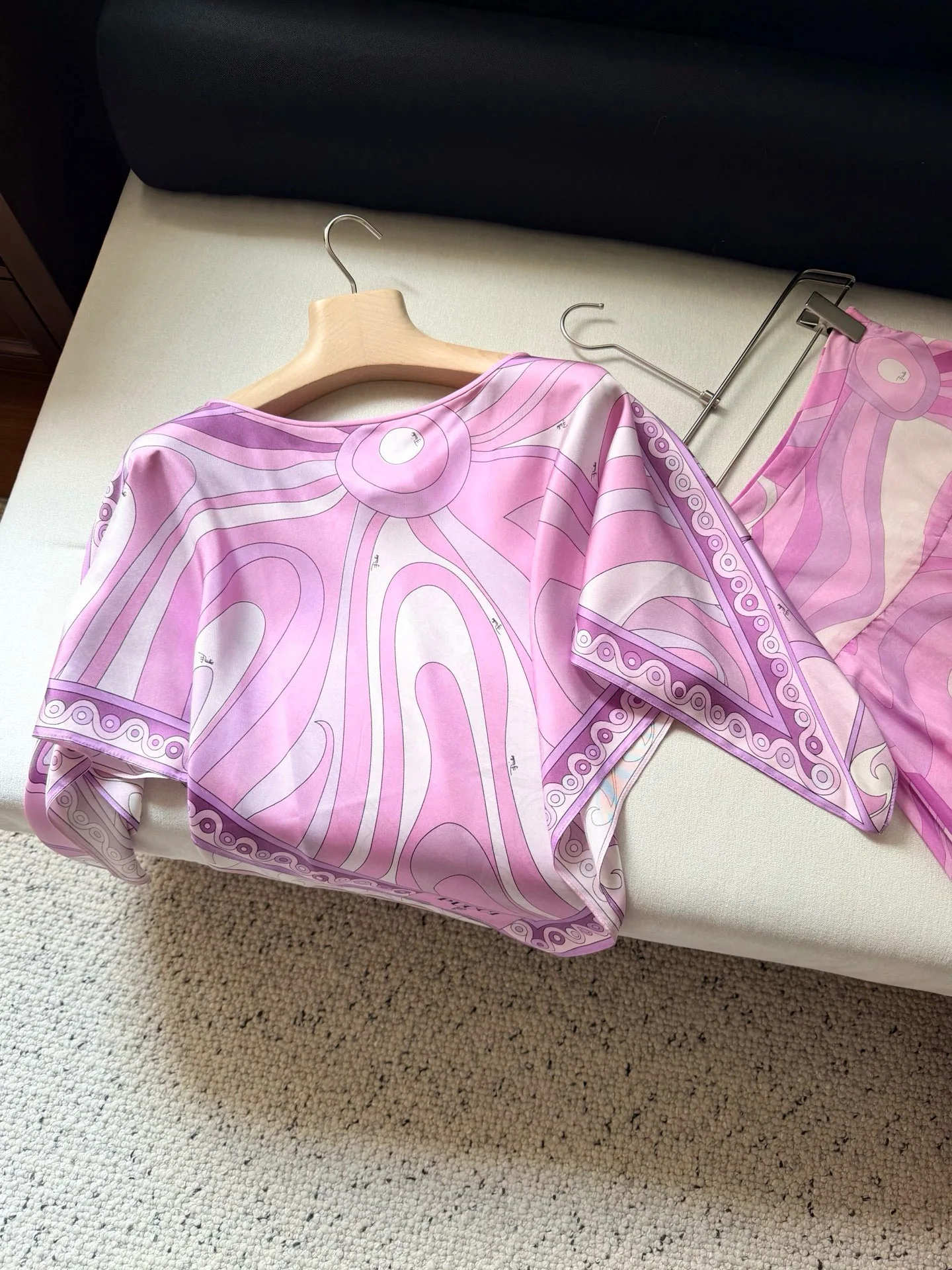 100% Real Silk Women's Pink Abstract Print Satin Batwing Sleeve Top Loose Casual Summer Blouse High Quality Beach Style Chic
100% Real Silk Women's Pink Abstract Print Satin Batwing Sleeve Top Loose Casual Summer Blouse High Quality Beach Style Chic