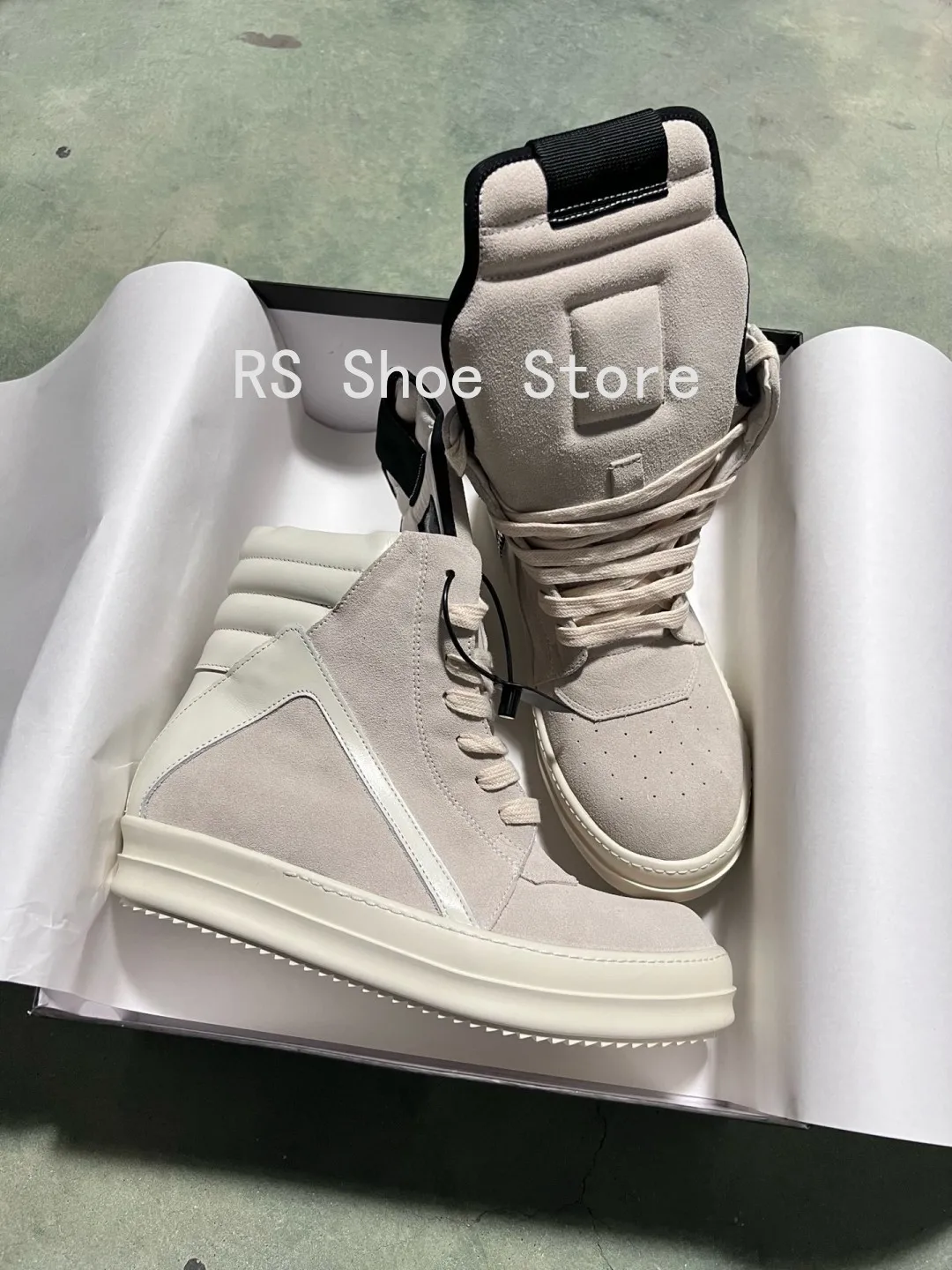 RO Men Sneaker Beige Suede High Top Shoe Lace Up Women Casual Shoes Fashion Classic Design Boots Zipper Cow Suede Ankle Boot
RO Men Sneaker Beige Suede High Top Shoe Lace Up Women Casual Shoes Fashion Classic Design Boots Zipper Cow Suede Ankle Boot