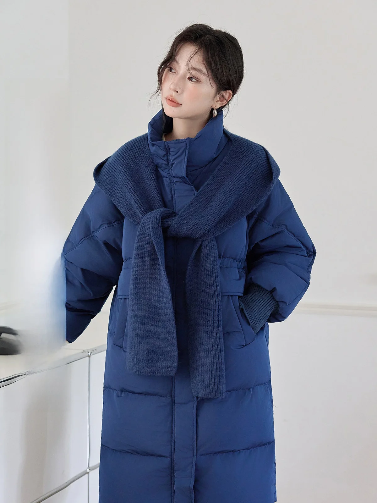 Женская удлиненная пуховая куртка HuiXi Klein Blue с двойной молнией, теплая верхняя одежда для повседневной носки, корейская версия, стандартный крой, белый пух
Женская удлиненная пуховая куртка HuiXi Klein Blue с двойной молнией, теплая верхняя одежда для повседневной носки, корейская версия, стандартный крой, белый пух