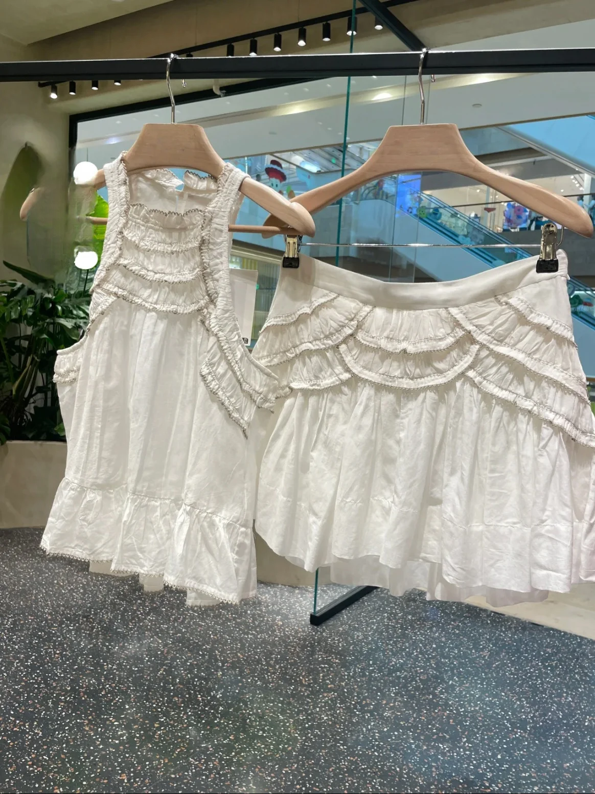 Sweet White Strap Vest Top And Cake Skirt Set Women's Fashion Summer Outfit Short Sleeve round Neck Two-Piece Set
Sweet White Strap Vest Top And Cake Skirt Set Women's Fashion Summer Outfit Short Sleeve round Neck Two-Piece Set
