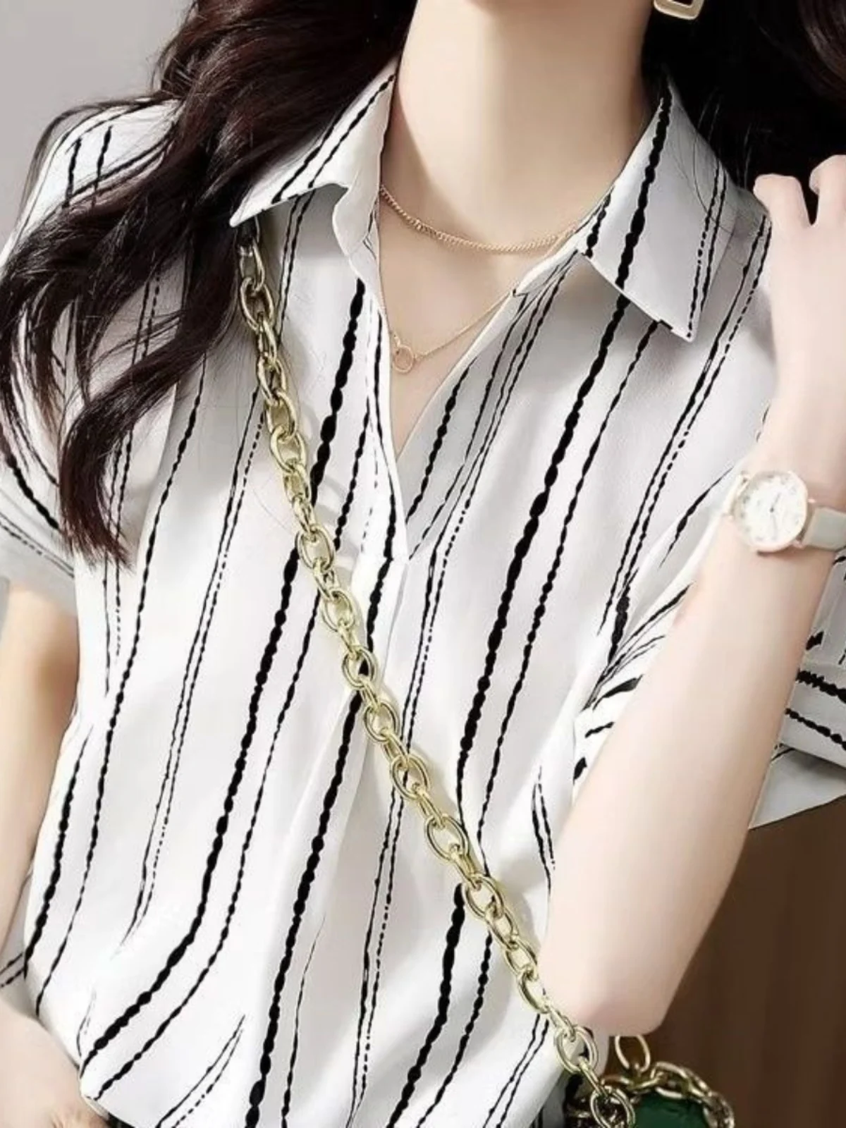 Chic Korean Style Striped Women's Short Sleeve Summer Fashionable V-Neck Tunic Shirt Elegant Age-Defying Korean Fashion
Chic Korean Style Striped Women's Short Sleeve Summer Fashionable V-Neck Tunic Shirt Elegant Age-Defying Korean Fashion