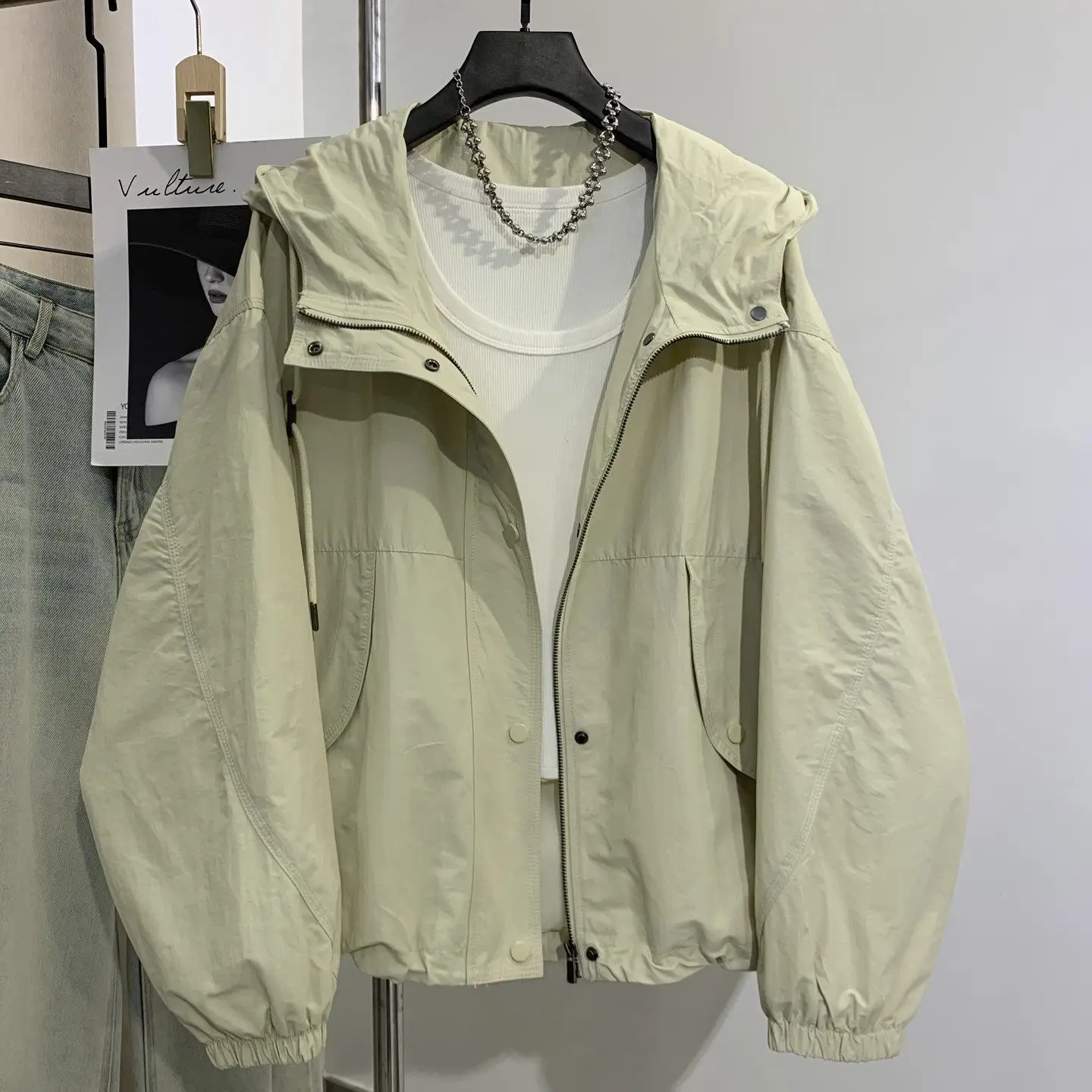 Korean Hooded Short Windbreaker Coat Female 2026Spring Autumn New Jacket Ladies Casual Big Outerwear Design Sense Niche Outwear
Korean Hooded Short Windbreaker Coat Female 2026Spring Autumn New Jacket Ladies Casual Big Outerwear Design Sense Niche Outwear