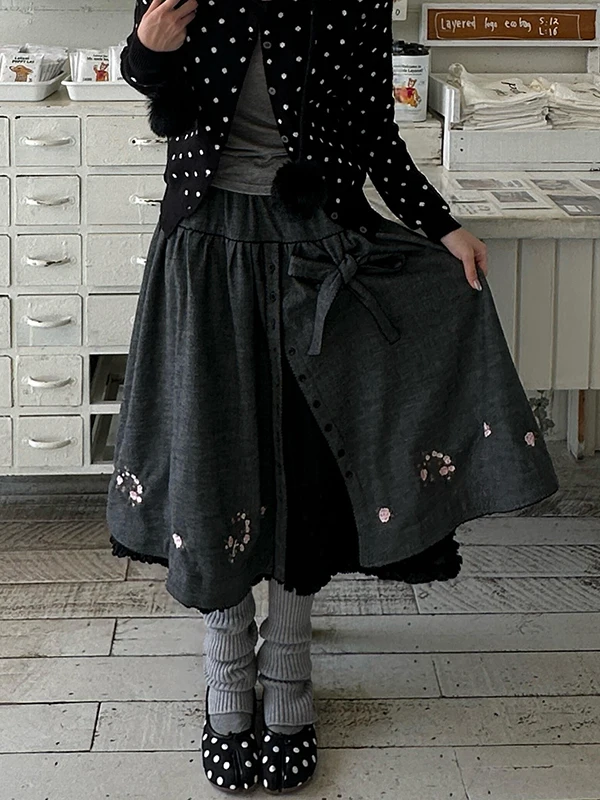 Retro American Grey Embroidered Print Denim Skirt Women's Long Autumn Winter Skirt Artistic Splicing Half-length Midi Skirt
Retro American Grey Embroidered Print Denim Skirt Women's Long Autumn Winter Skirt Artistic Splicing Half-length Midi Skirt