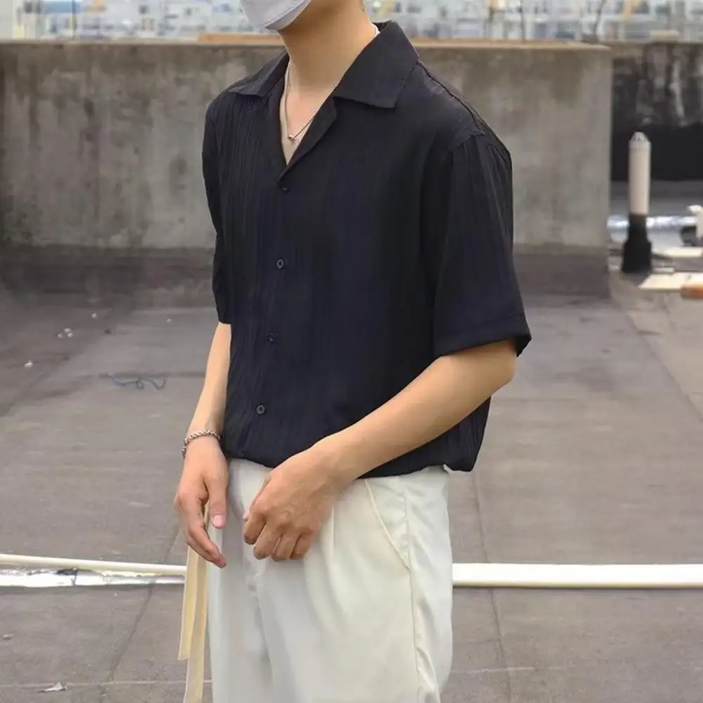 Мужская рубашка в полоску, с отложным воротником, V-образным вырезом и короткими рукавами 
Мужская рубашка в полоску, с отложным воротником, V-образным вырезом и короткими рукавами