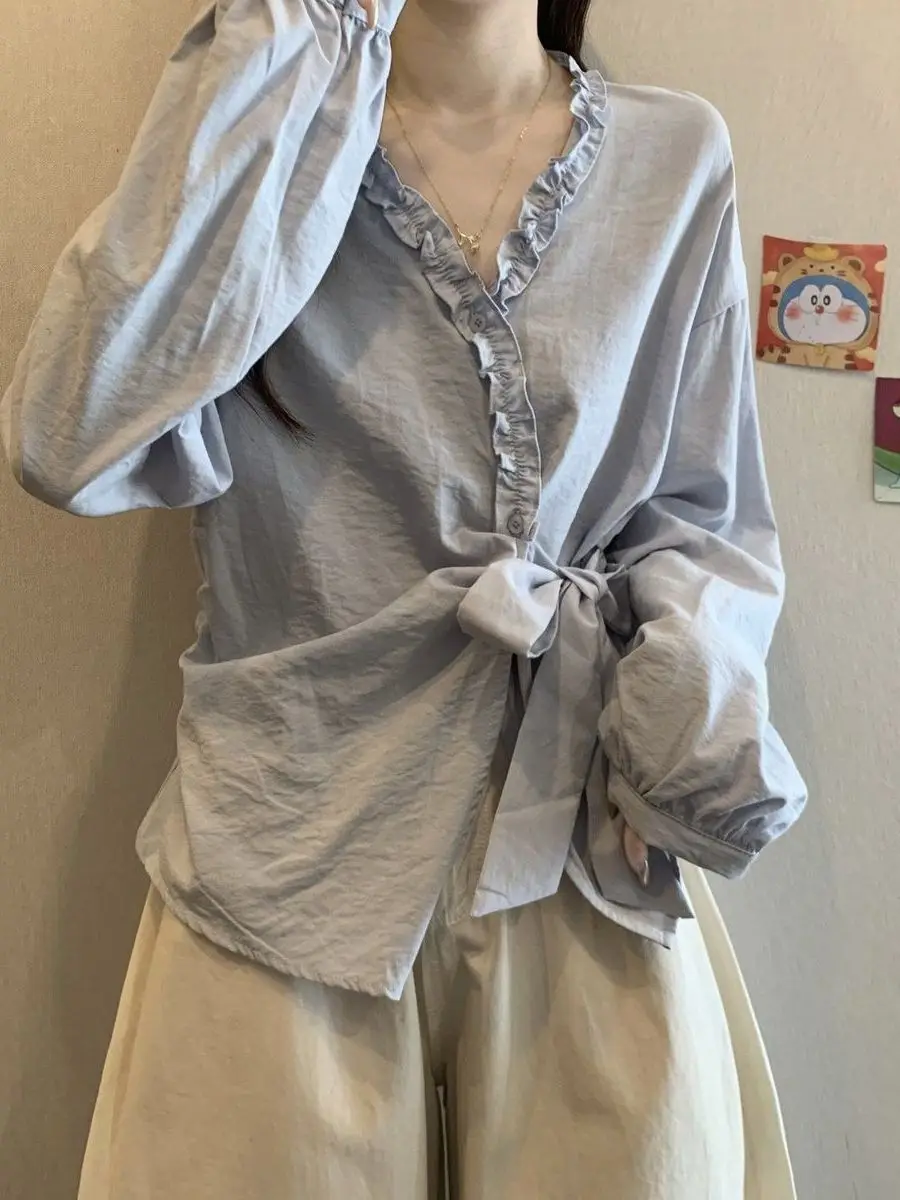 Женская дизайнерская рубашка с V-образным вырезом, асимметричным поясом, длинная, тонкая, для защиты от солнца, больших размеров, на осень
Женская дизайнерская рубашка с V-образным вырезом, асимметричным поясом, длинная, тонкая, для защиты от солнца, больших размеров, на осень