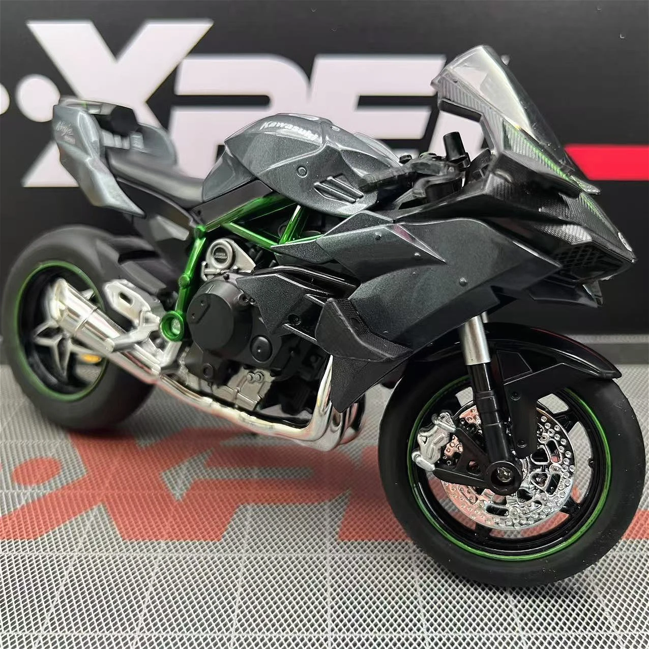 1:12 Kawasaki Ninja H2R из сплава, литая под давлением модель мотоцикла, коллекция игрушечных транспортных средств, звук и свет, внедорожный автоцикл, игрушечный автомобиль
1:12 Kawasaki Ninja H2R из сплава, литая под давлением модель мотоцикла, коллекция игрушечных транспортных средств, звук и свет, внедорожный автоцикл, игрушечный автомобиль