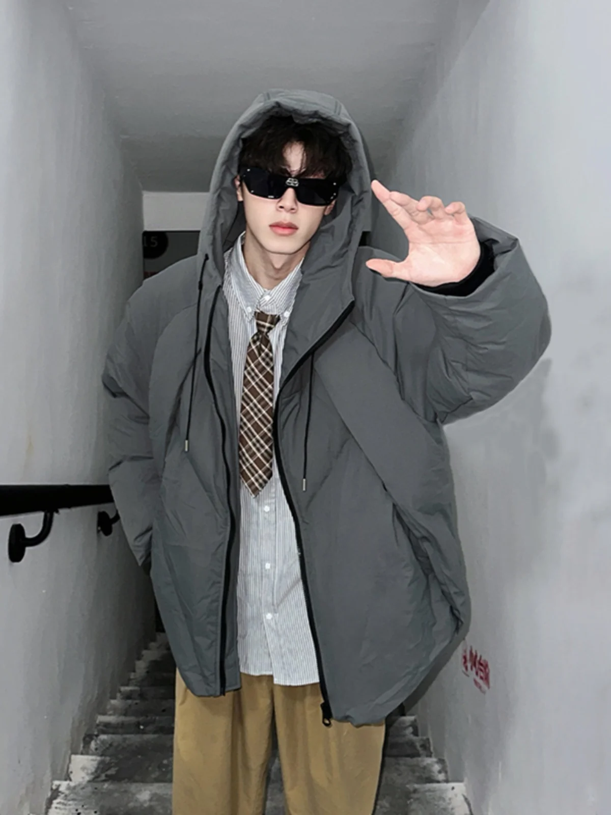 Мужская зимняя утепленная куртка-пуховик из хлопка с капюшоном, деконструированный дизайн, премиум-класс, теплая и стильная
Мужская зимняя утепленная куртка-пуховик из хлопка с капюшоном, деконструированный дизайн, премиум-класс, теплая и стильная