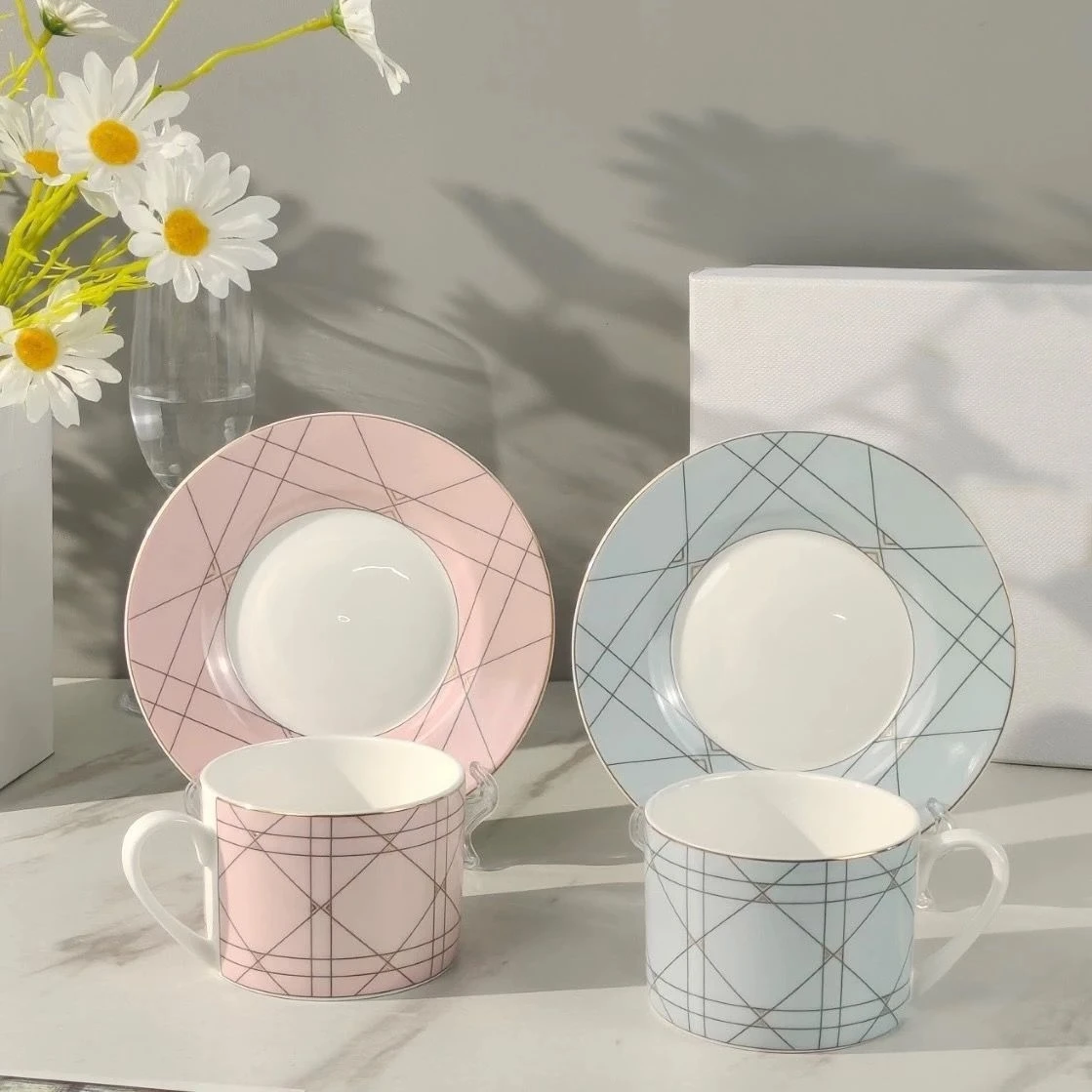 Керамические кофейные чашки, наборы тарелок, европейская кружка для молока и блюдца, костюм, домашняя роскошная чайная чашка из костяного фарфора, подарочная коробка для влюбленных пар
Керамические кофейные чашки, наборы тарелок, европейская кружка для молока и блюдца, костюм, домашняя роскошная чайная чашка из костяного фарфора, подарочная коробка для влюбленных пар