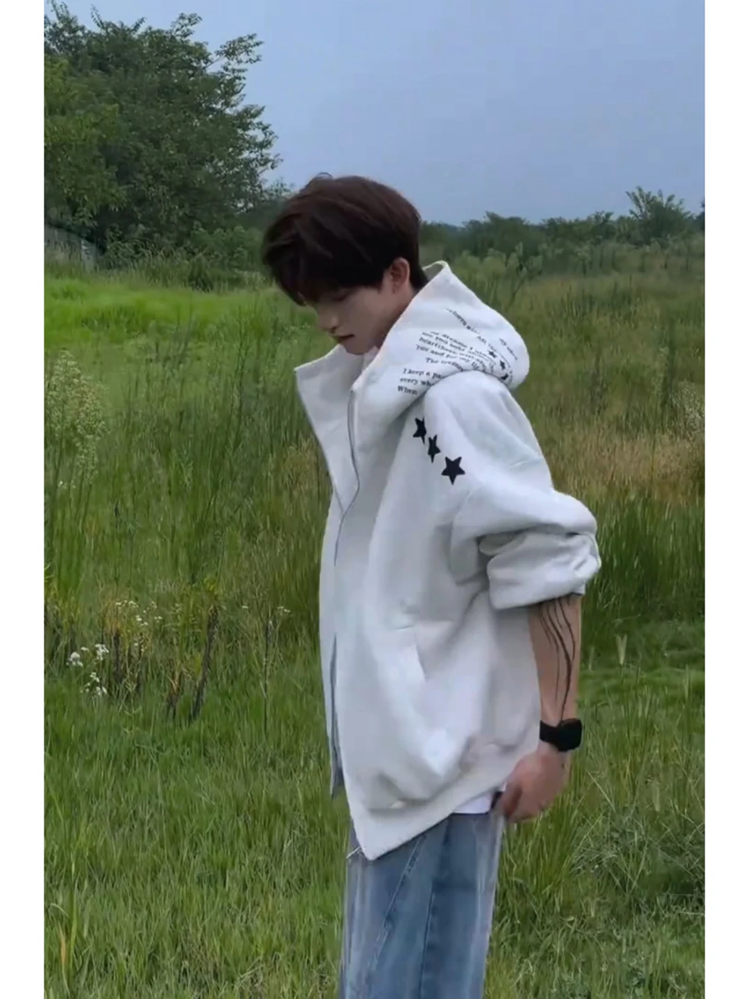 Белый кардиган с капюшоном и принтом звезд, мужской, плотный, в американском стиле, для ранней осени, верхняя одежда Aosphere
Белый кардиган с капюшоном и принтом звезд, мужской, плотный, в американском стиле, для ранней осени, верхняя одежда Aosphere