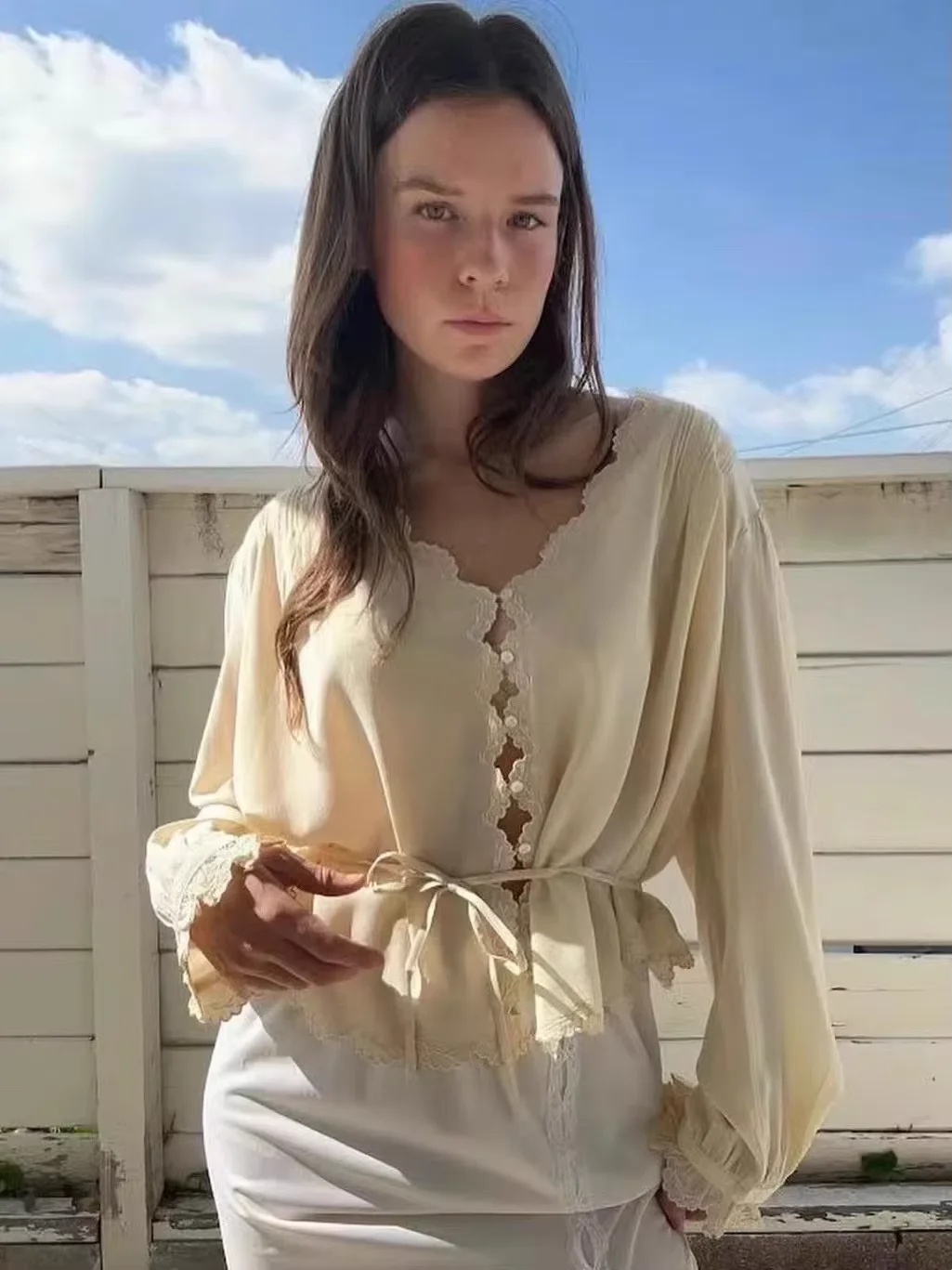 100% шелковая женская однотонная рубашка с кружевной вышивкой и v-образным вырезом с длинным рукавом на шнуровке на талии, повседневная модная блузка
100% шелковая женская однотонная рубашка с кружевной вышивкой и v-образным вырезом с длинным рукавом на шнуровке на талии, повседневная модная блузка