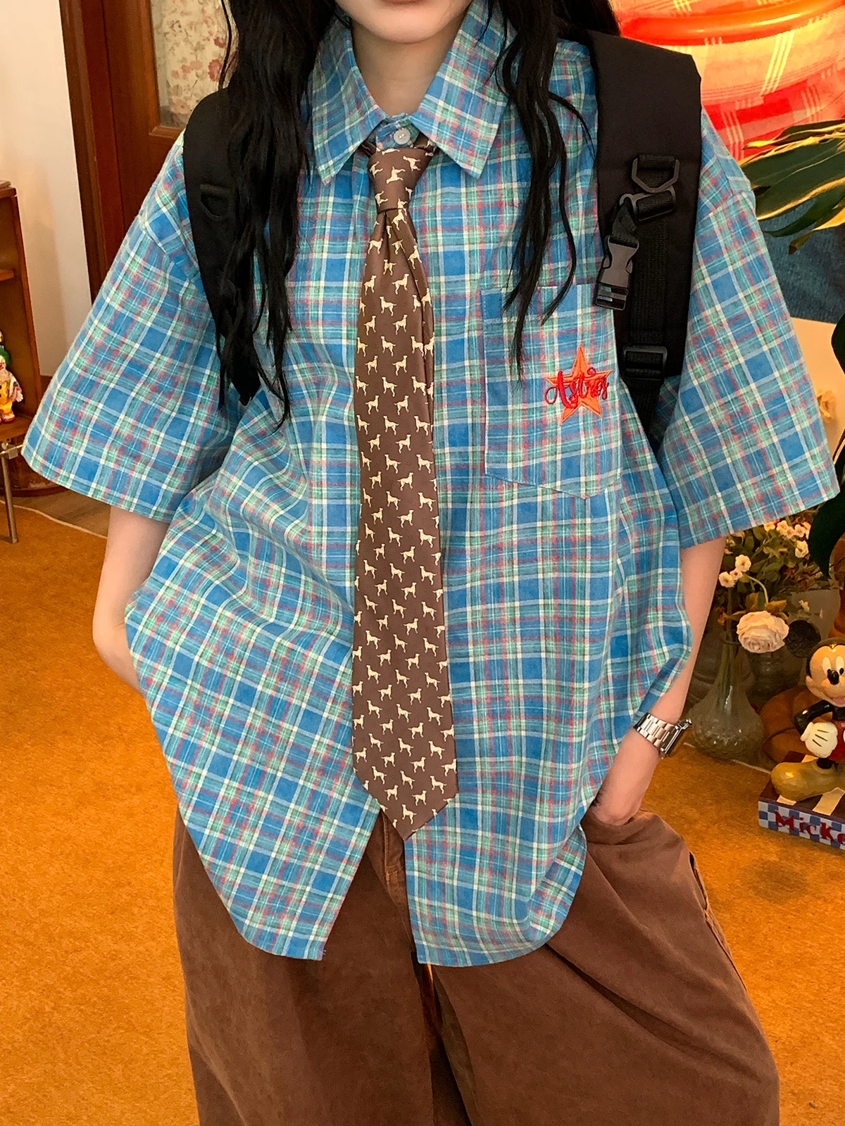 Retro American Plaid Short Sleeve Shirt Loose Fit Unisex Breathable Comfortable Casual Top for Men And Women
Retro American Plaid Short Sleeve Shirt Loose Fit Unisex Breathable Comfortable Casual Top for Men And Women