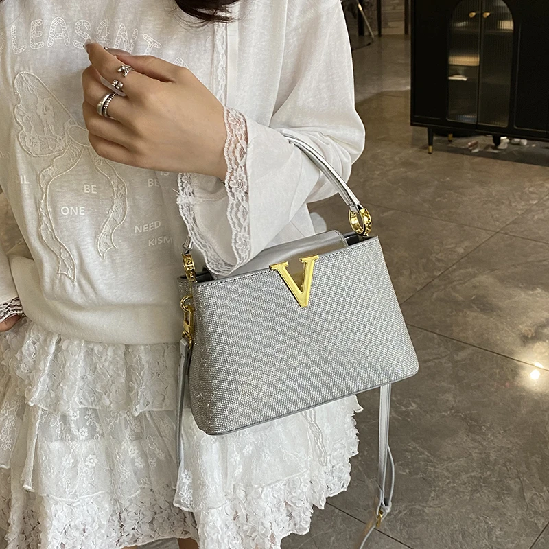 High-Quality Women's Messenger Bag Leather Luxury Brand Popular Classic Elegant Crossbody Bag For Ladies Stylish Design
High-Quality Women's Messenger Bag Leather Luxury Brand Popular Classic Elegant Crossbody Bag For Ladies Stylish Design