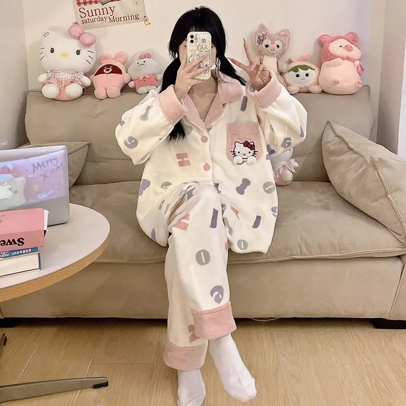 Модные коралловые бархатные пижамы Pochacco для девочек, зимний утепленный фланелевой комплект домашней одежды с милым рисунком «Hello Kitty», студенческий комплект домашней одежды
Модные коралловые бархатные пижамы Pochacco для девочек, зимний утепленный фланелевой комплект домашней одежды с милым рисунком «Hello Kitty», студенческий комплект домашней одежды