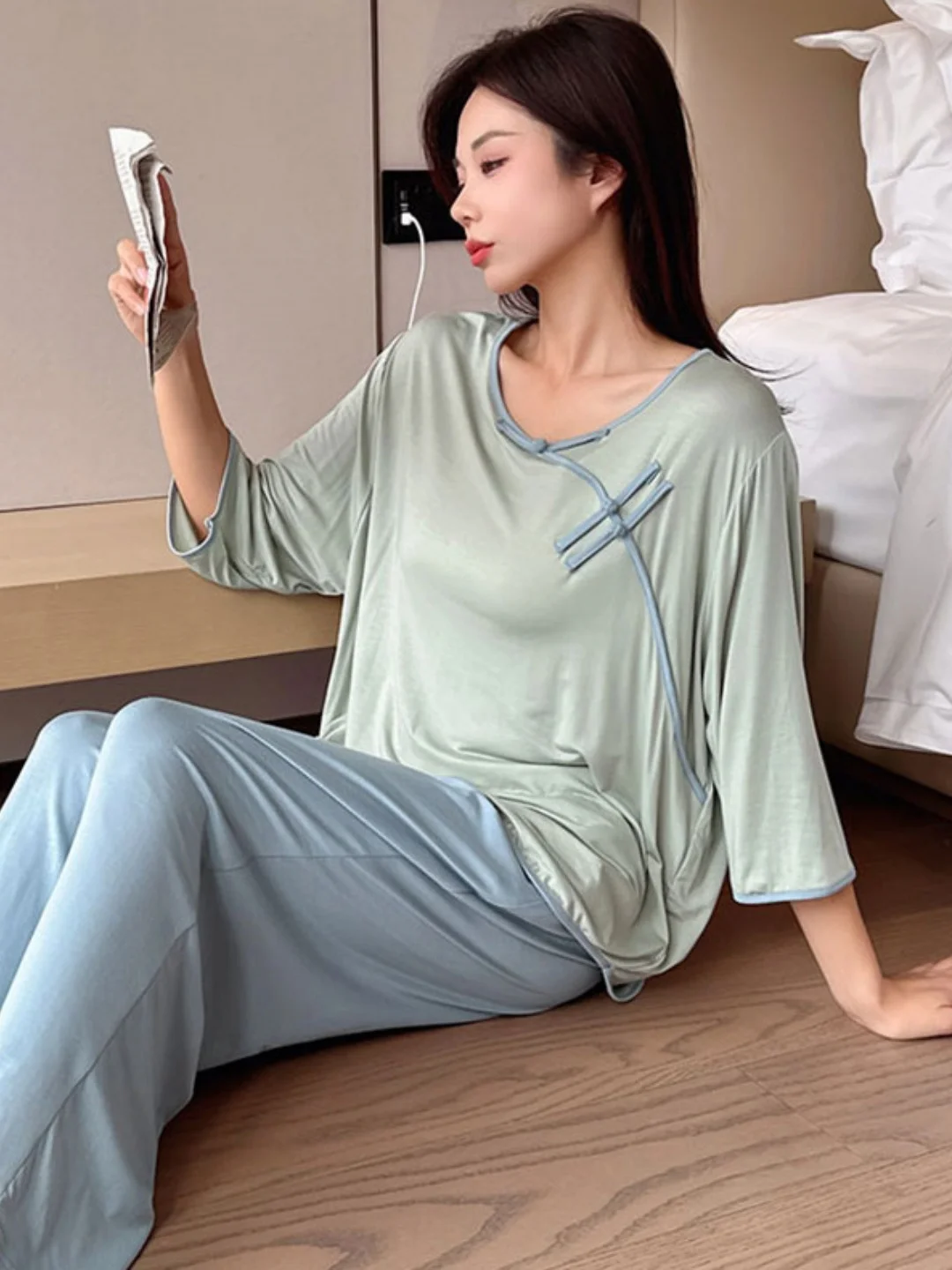 Loose Comfortable Chinese Style Sleepwear Set with Button Splicing Short Sleeve Long Pants Suitable for Outdoor And Home Use
Loose Comfortable Chinese Style Sleepwear Set with Button Splicing Short Sleeve Long Pants Suitable for Outdoor And Home Use
