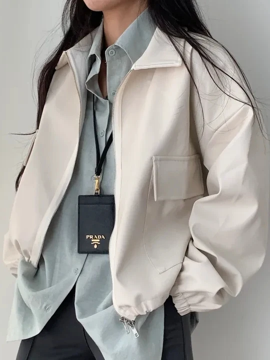 Модная шикарная женская кожаная куртка-пальто: весенний дизайн, ретро-воротник, пояс с завязками, универсальный топ с длинными рукавами, укороченная модель
Модная шикарная женская кожаная куртка-пальто: весенний дизайн, ретро-воротник, пояс с завязками, универсальный топ с длинными рукавами, укороченная модель