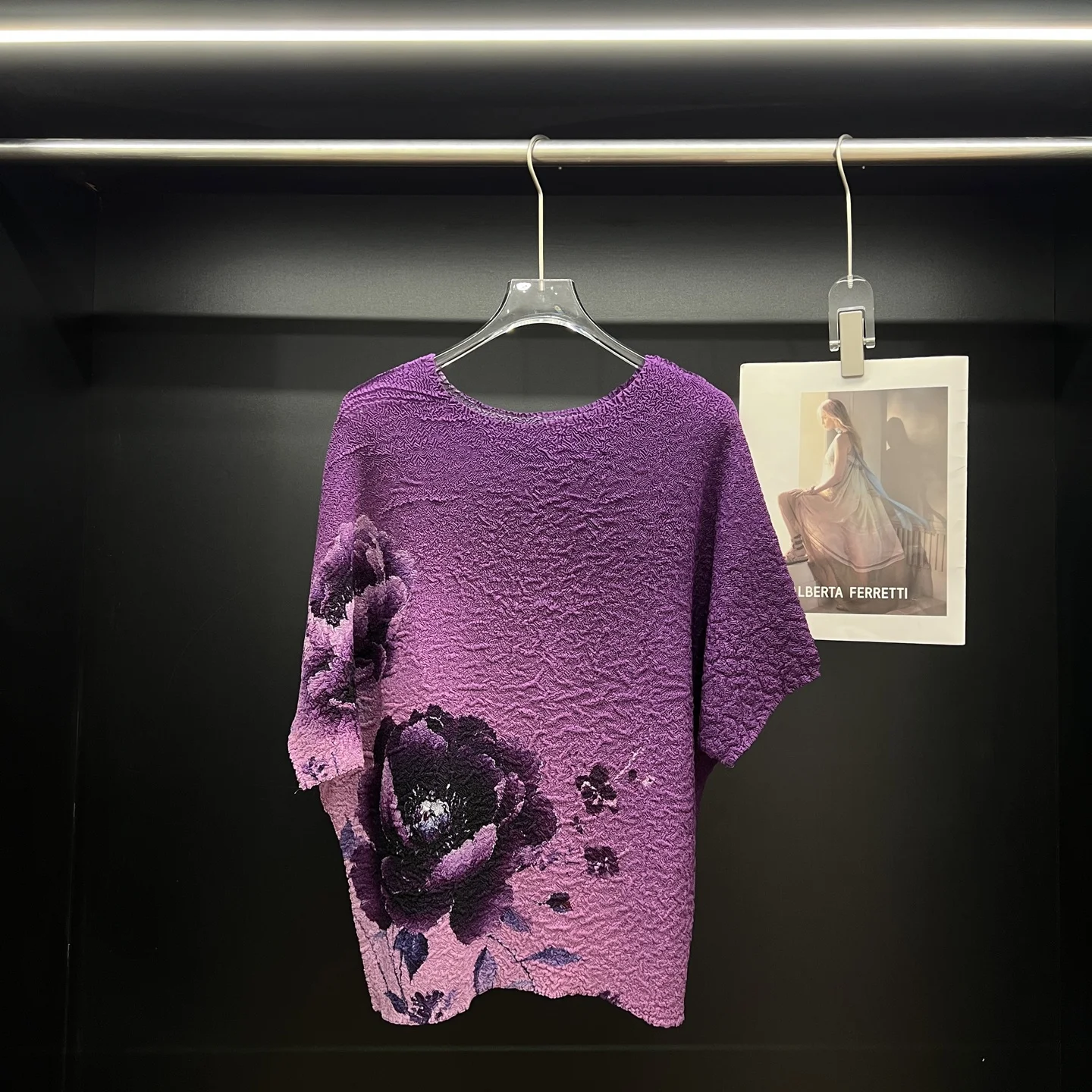 Miyake Pleated Printed Top 2025 Summer New Fashion Bat Sleeve Loose Temperament T-shirt Short Sleeve
Miyake Pleated Printed Top 2025 Summer New Fashion Bat Sleeve Loose Temperament T-shirt Short Sleeve